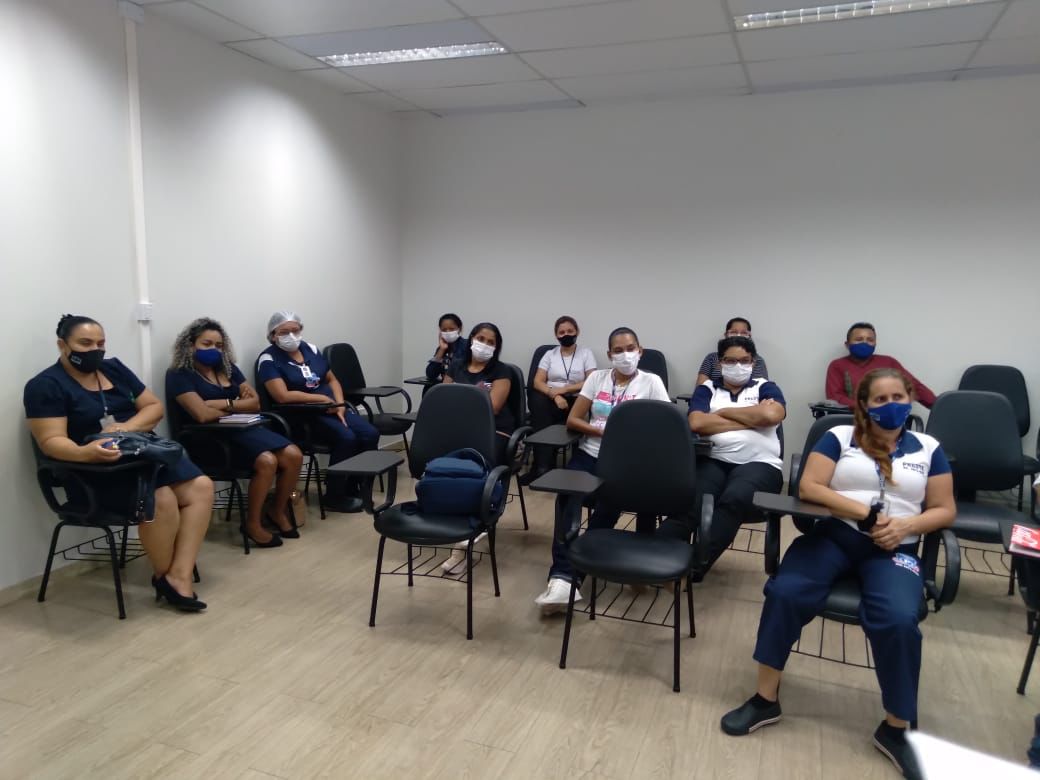  Imagem colorida contém servidores terceirizados dos prédios do Poder Judiciário de Roraima, sentados durante treinamento do Setor de Gestão Socioambiental, sobre coleta seletiva. 