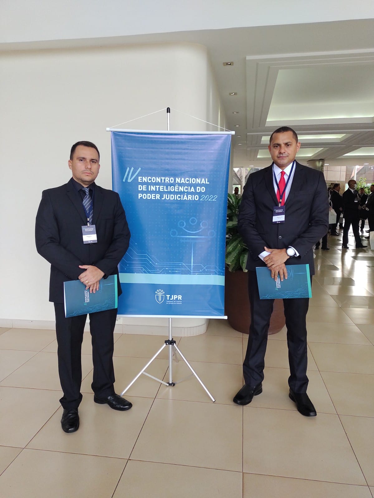 Imagem colorida contém o  chefe do setor de inteligência do Tribunal de Justiça de Roraima (TJRR), 1º Tenente Paraguassú  e o Subtenente Nogueira Junior, representando o Poder Judiciário de Roraima, durante “IV Encontro Nacional de Inteligência do Poder Judiciário”.