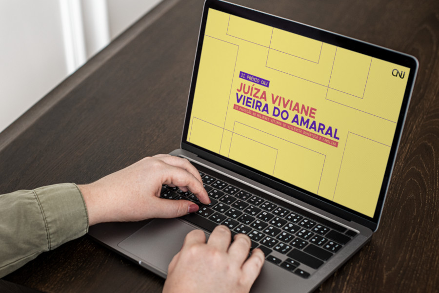 Imagem colorida do banner  de inscrições para o “Prêmio CNJ Juíza Viviane Vieira do Amaral”, do CNJ.