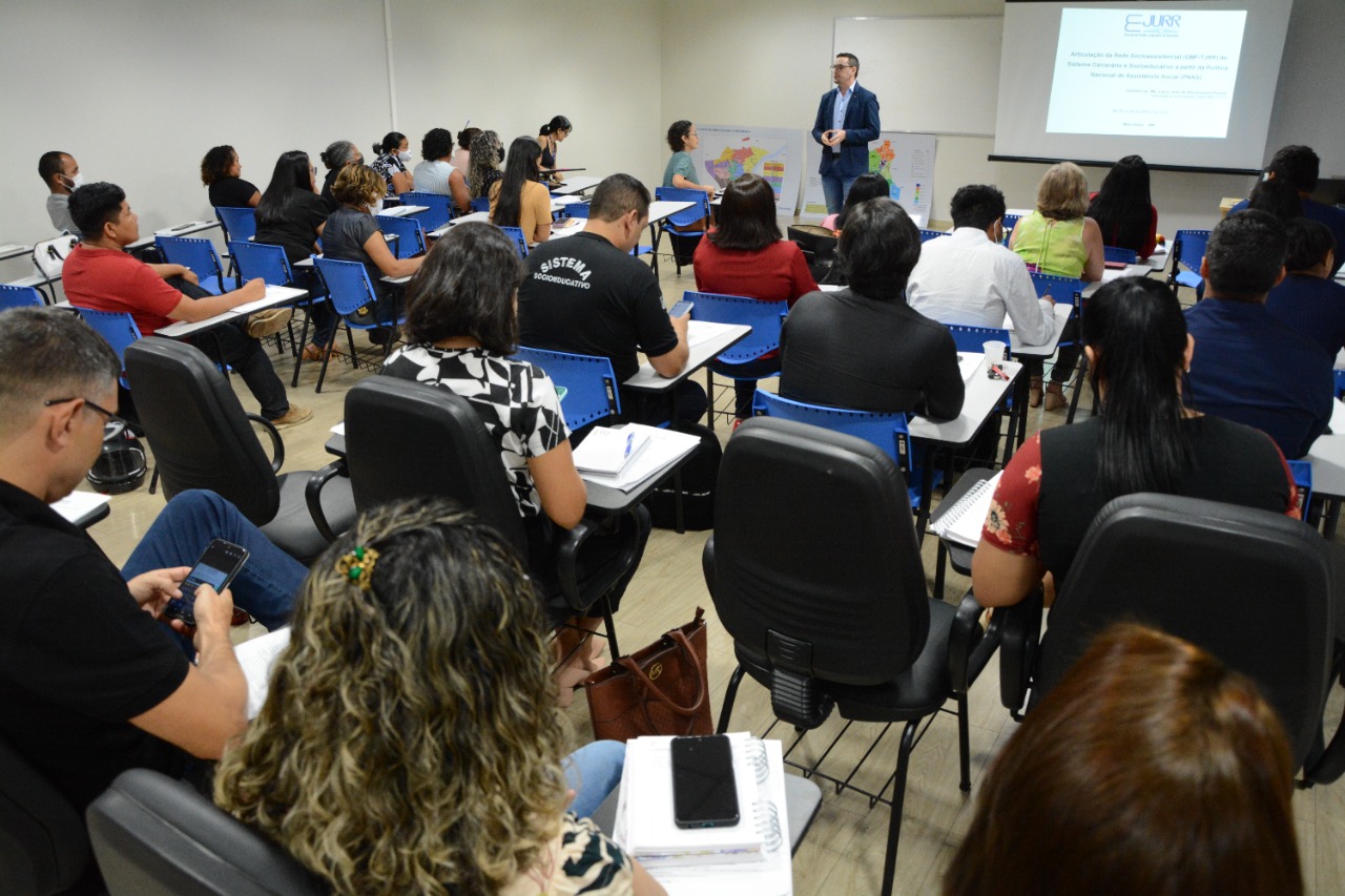 foto colorida mostra a corregedora-geral de justiça, desembargadora Tânia Vasconcelos palestrando sentada de frente para os participantes presentes do curso “Articulação da Rede Socioassistencial do sistema penal e socioeducativo”.