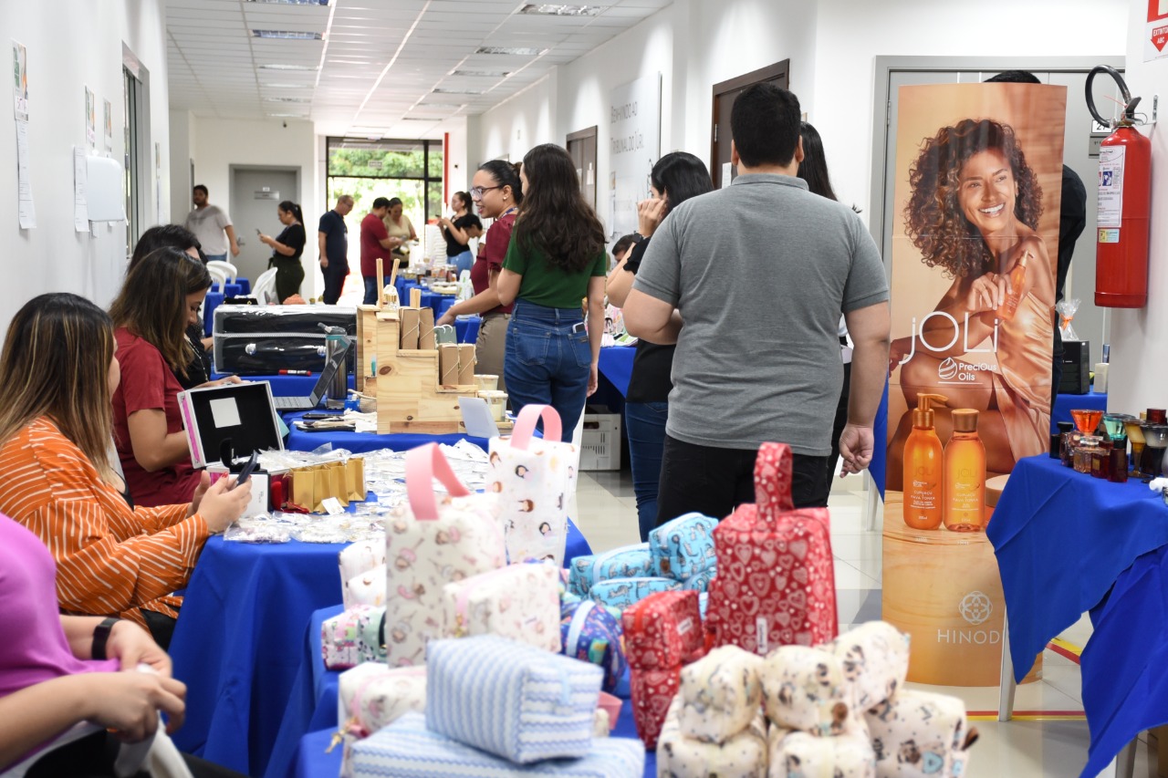 foto colorida mostra várias pessoas durante a 12ª edição da Feira de Talentos do TJRR