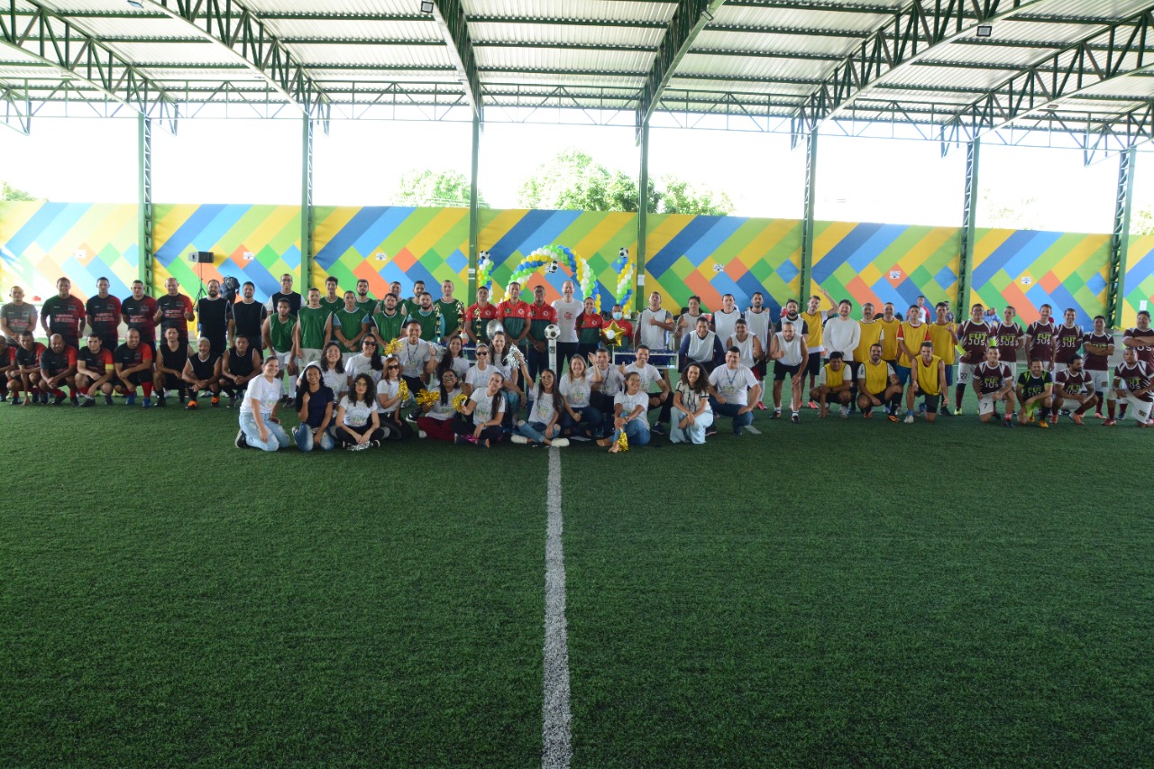 Imagem colorida contém servidores do TJRR que participaram do Torneio de Futebol Society do Tribunal de Justiça de Roraima, o I FutJus, realizado no gramado sintético do complexo Ayrton Senna.