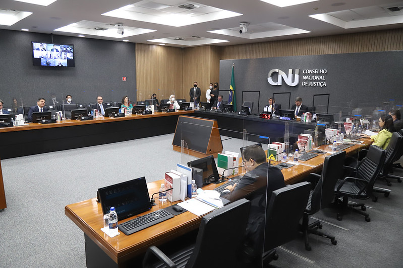 Imagem colorida mostra o plenário do Conselho Nacional de Justiça (CNJ). 