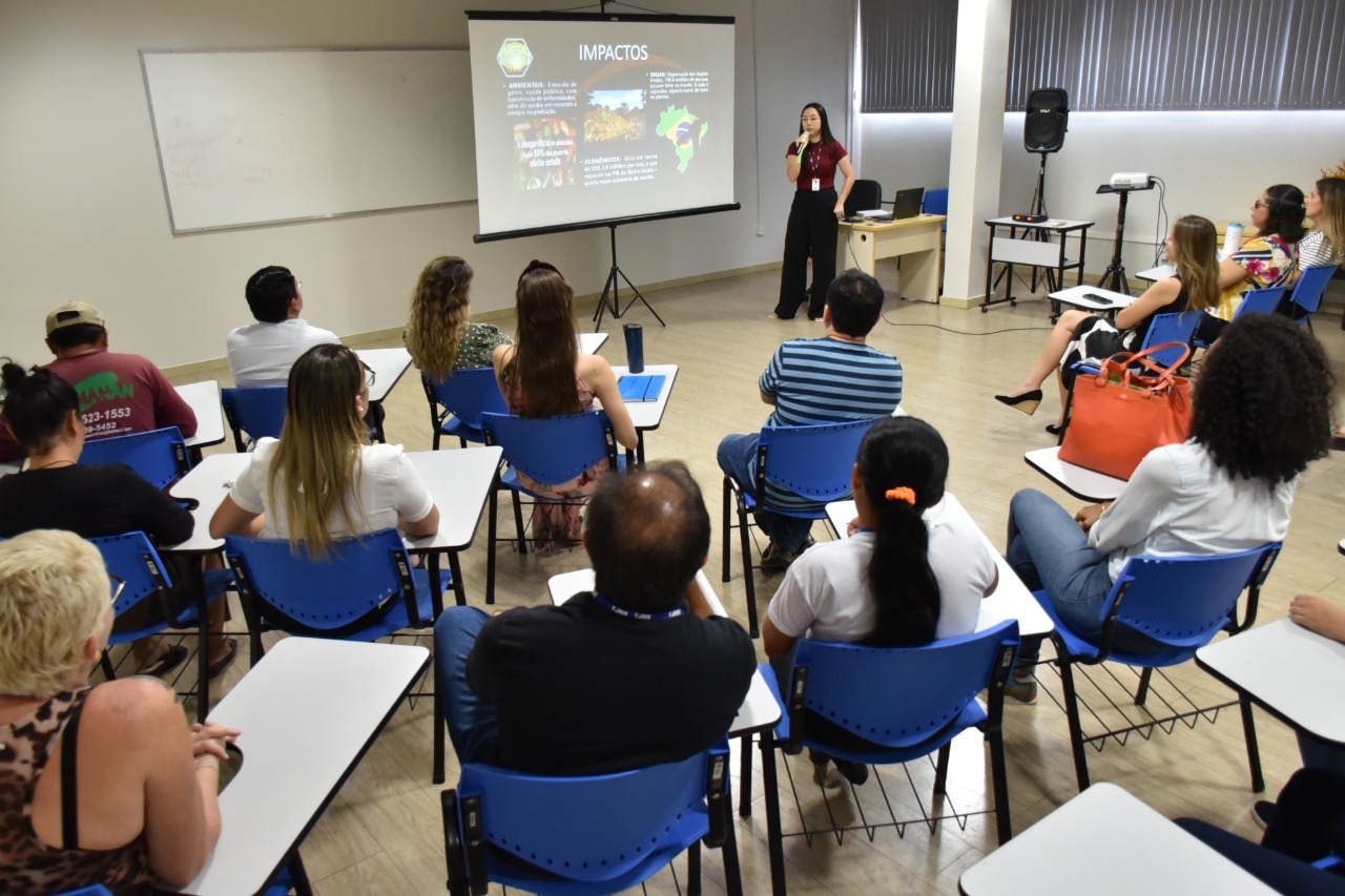 Imagem colorida mostra palestrante convidada do Mesa Brasil do Sesc Roraima, durante palestra para servidores do TJRR, na Escola do Poder Judiciário de Roraima (EJURR), sobre consumo consciente. 