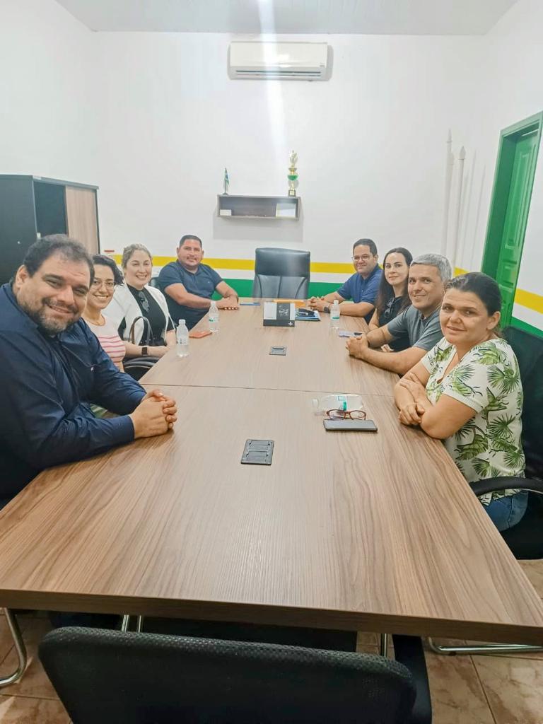 Imagem colorida contém a equipe do Núcleo de Projeto e Inovação  do Tribunal de Justiça de Roraima (NPI/TJRR) sentados em uma mesa, durante visita técnica às instalações dos Postos Avançados no interior. 