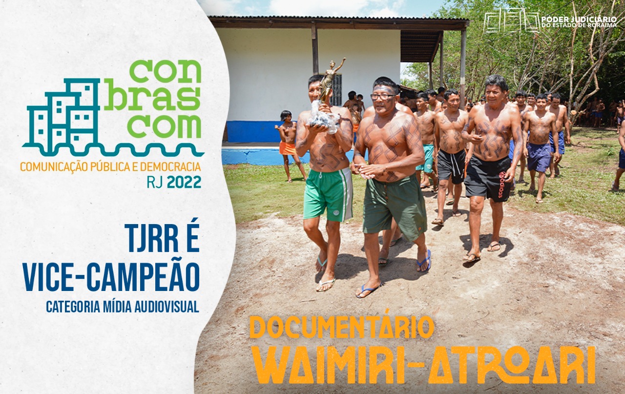 Imagem colorida contém arte de divulgação  do  Documentário “Waimiri Atroari” durante o Conbrascom 2022, com imagem do povo Waimiri Atroari, durante ritual de recepção aos integrantes do TJRR. 