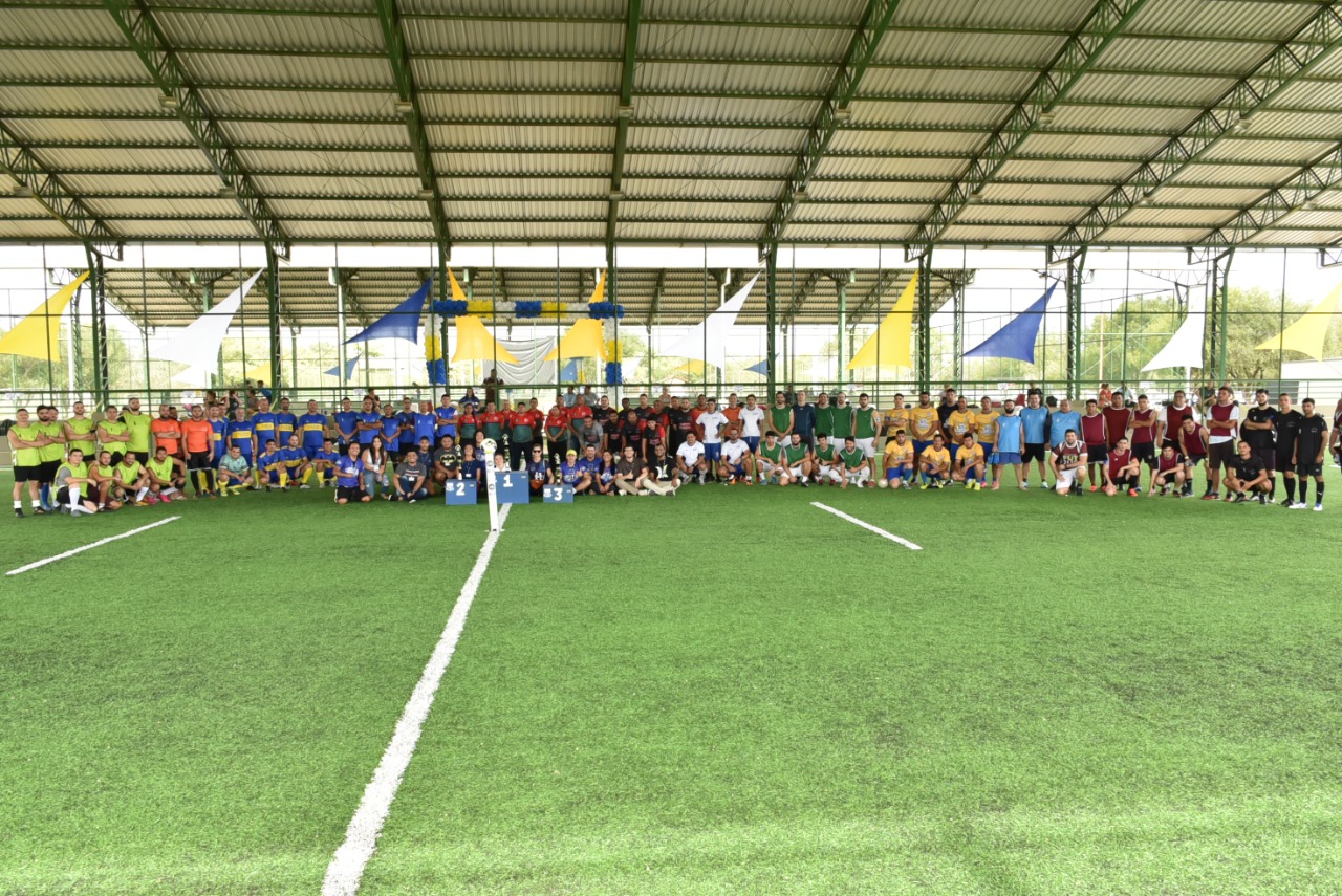 Imagem colorida contém os times de futsal compostos pelos integrantes do Poder judiciário de Roraima, durante a segunda edição do torneio de futsal, que reuniu mais de 100 atletas. 