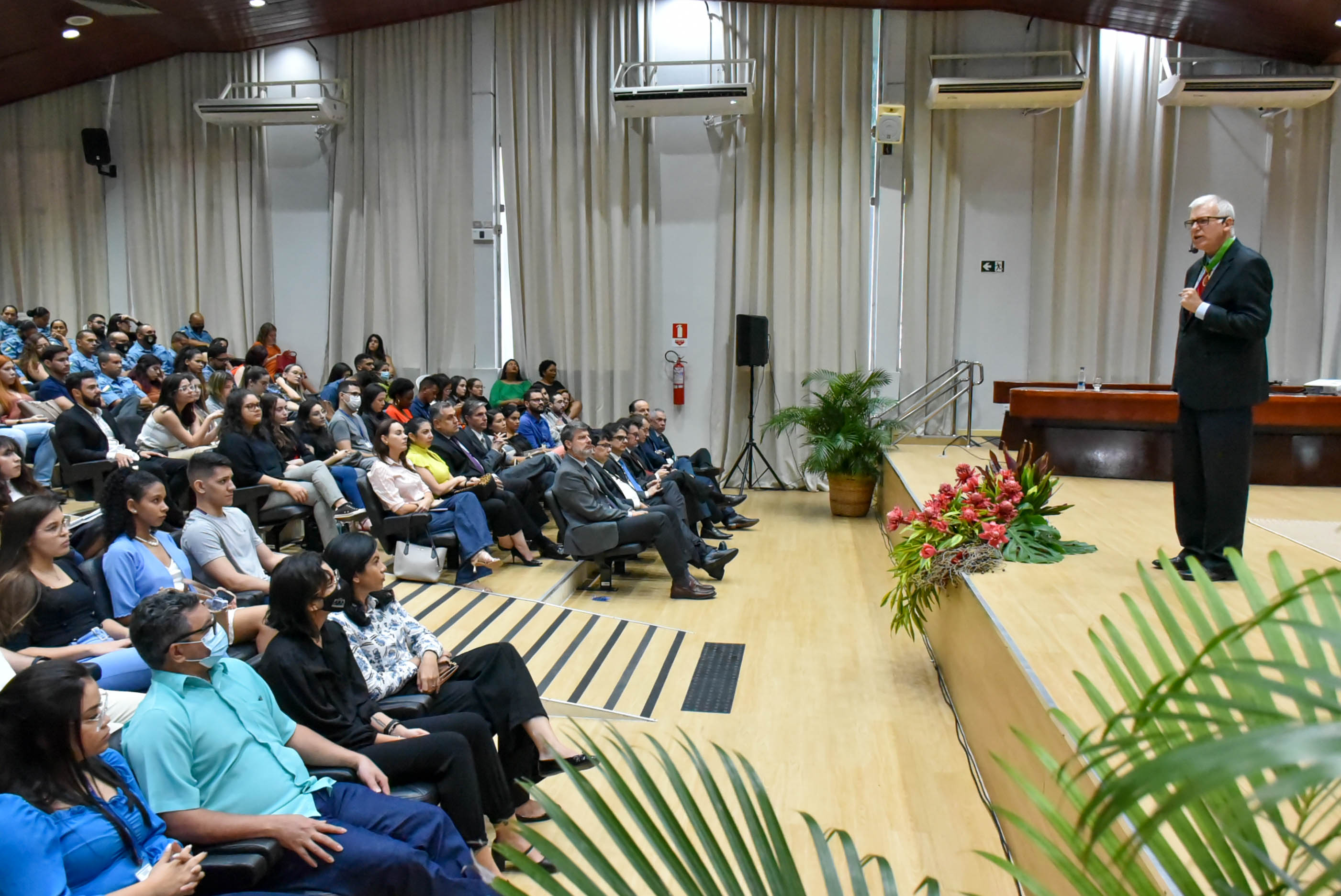 Imagem colorida contém o ministro do STJ., Sérgio Kukina, durante palestra “O STJ no sistema de justiça”, no Fórum Cível Advogado Sobral Pinto. De frente para ele, encontram-se os participantes da palestra. 