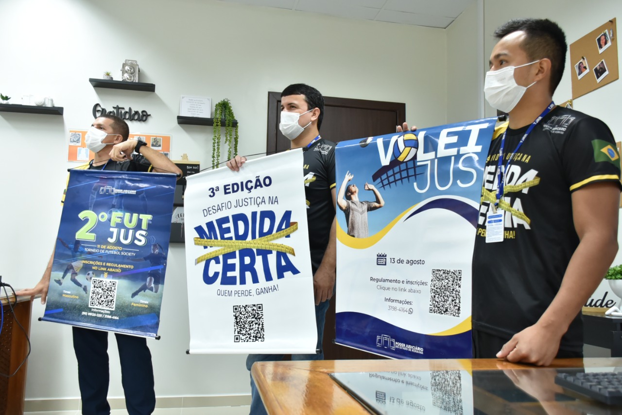 Três servidores do TJRR, que atuam no Centro Médico  e de Qualidade de Vida, no qual  cada um segura um banner impresso da terceira edição do Desafio Justiça na Medida Certa, quem perde, ganha!