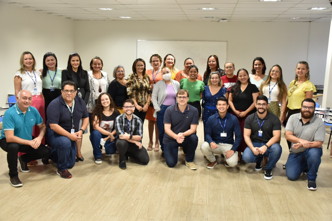 Imagem colorida contém participantes da formação de facilitadores, que ocorreu na Escola do Poder Judiciário do Estado de Roraima (EJURR), posando para fotografia ao fim do curso. 