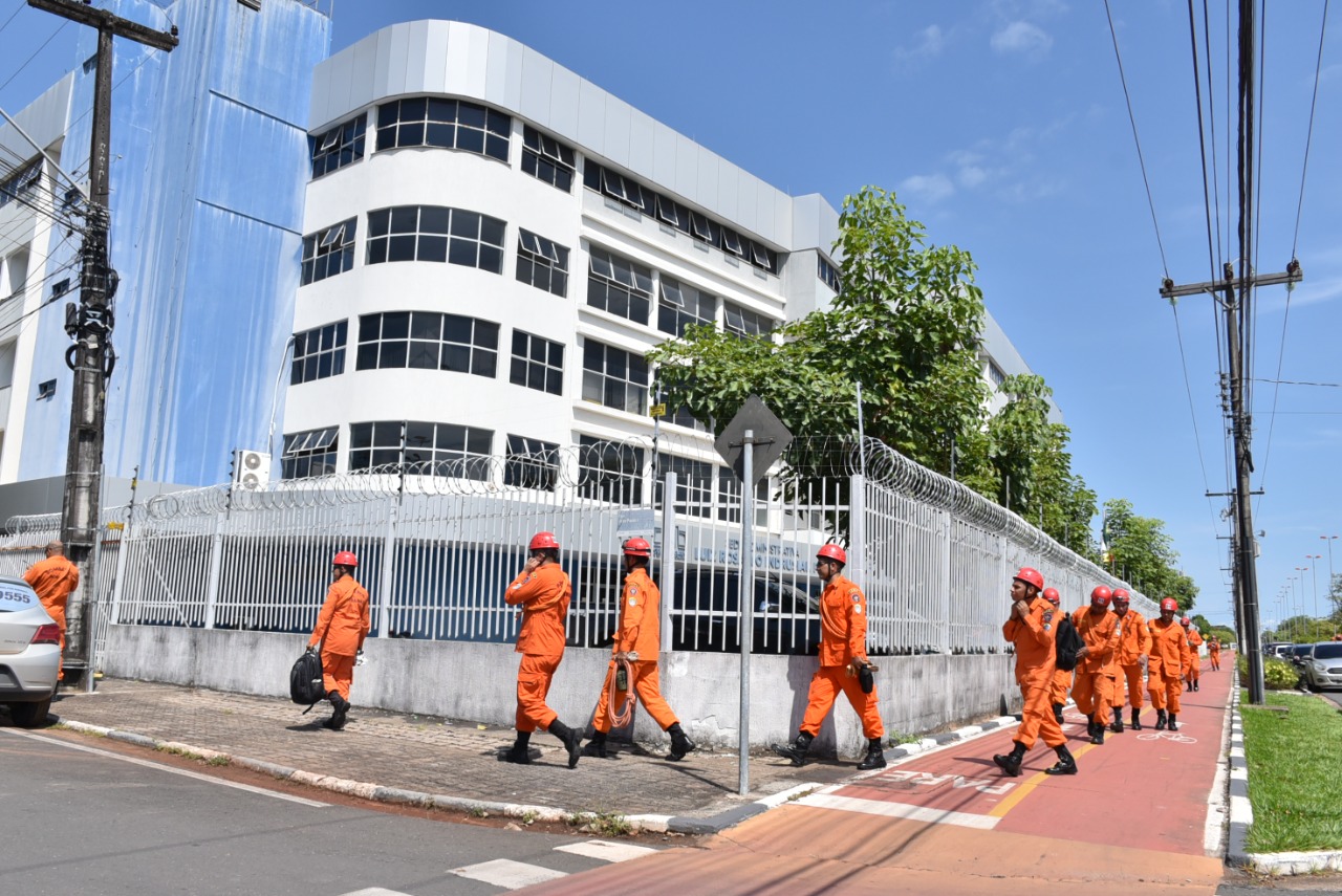 Imagem colorida mostra os alunos cabos do Corpo de Bombeiro Militar do Estado de Roraima (CBMRR) na lateral do prédio administrativo do Tribunal de Justiça de Roraima (TJRR).