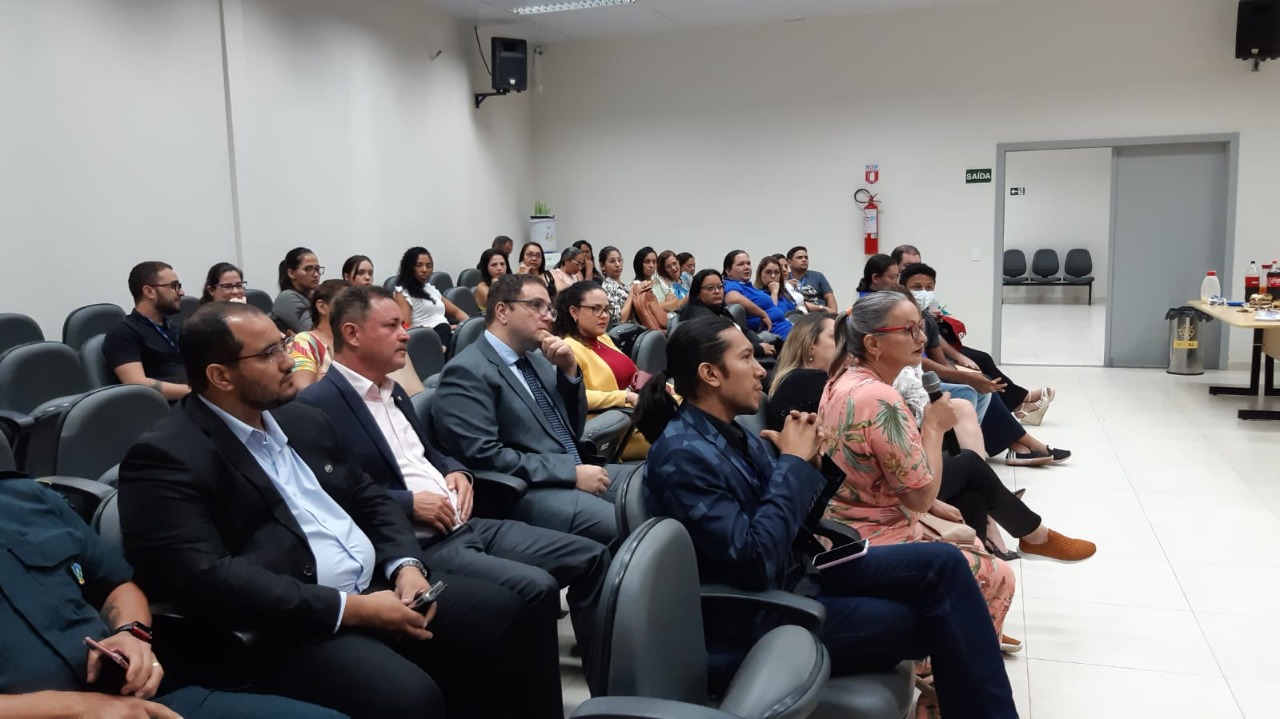 Imagem colorida contém pessoas reunidas e sentadas  durante reunião do GMT/TJRR, no município de Rorainópolis. 