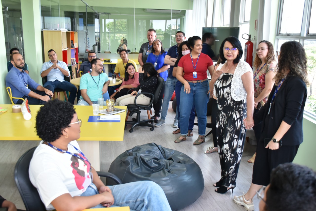 Imagem colorida contém a Corregedoria-Geral de Justiça, desembargadora Tânia Vasconcelos reunida com servidores do TJRR, durante oficina de Design Thinking. 