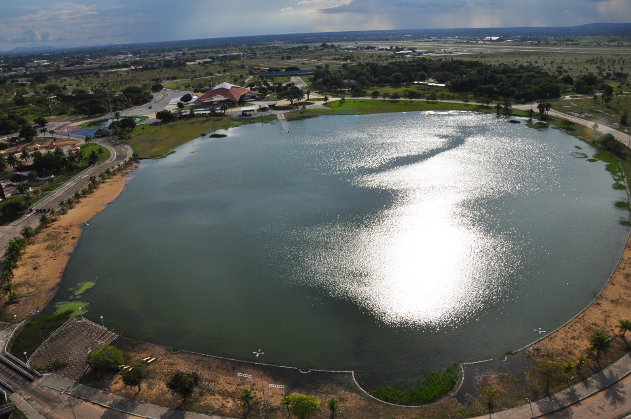 Imagem colorida contém  a vista de cima do drone do lago do Parque Anauá, localizado na capital Boa Vista, Roraima. 