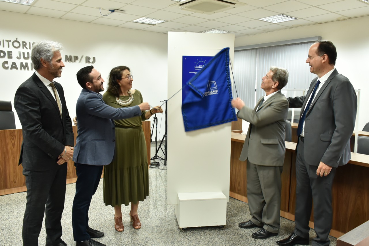 Imagem colorida mostra o presidente TJRR, desembargador Cristóvão Suter, juntamente com a juíza Lana Leitão e os juízes Jaime Plá, Antônio Augusto Martins e Ruberval Barbosa na ação de  o descerramento da placa de inauguração da matriz energética solar no Fórum Criminal Ministro Evandro Lins e Silva.