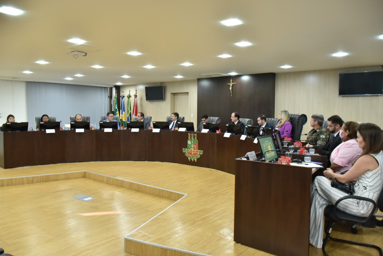 Imagem colorida em formato retangular, mostra a Sala de Sessões do Tribunal Pleno, no Palácio da Justiça com o presidente do TJRR, desembargador Cristóvão Suter e os Integrantes do Conselho Interinstitucional Consultivo do Tribunal de Justiça de Roraima (CIC-TJRR), durante reunião Ordinária.