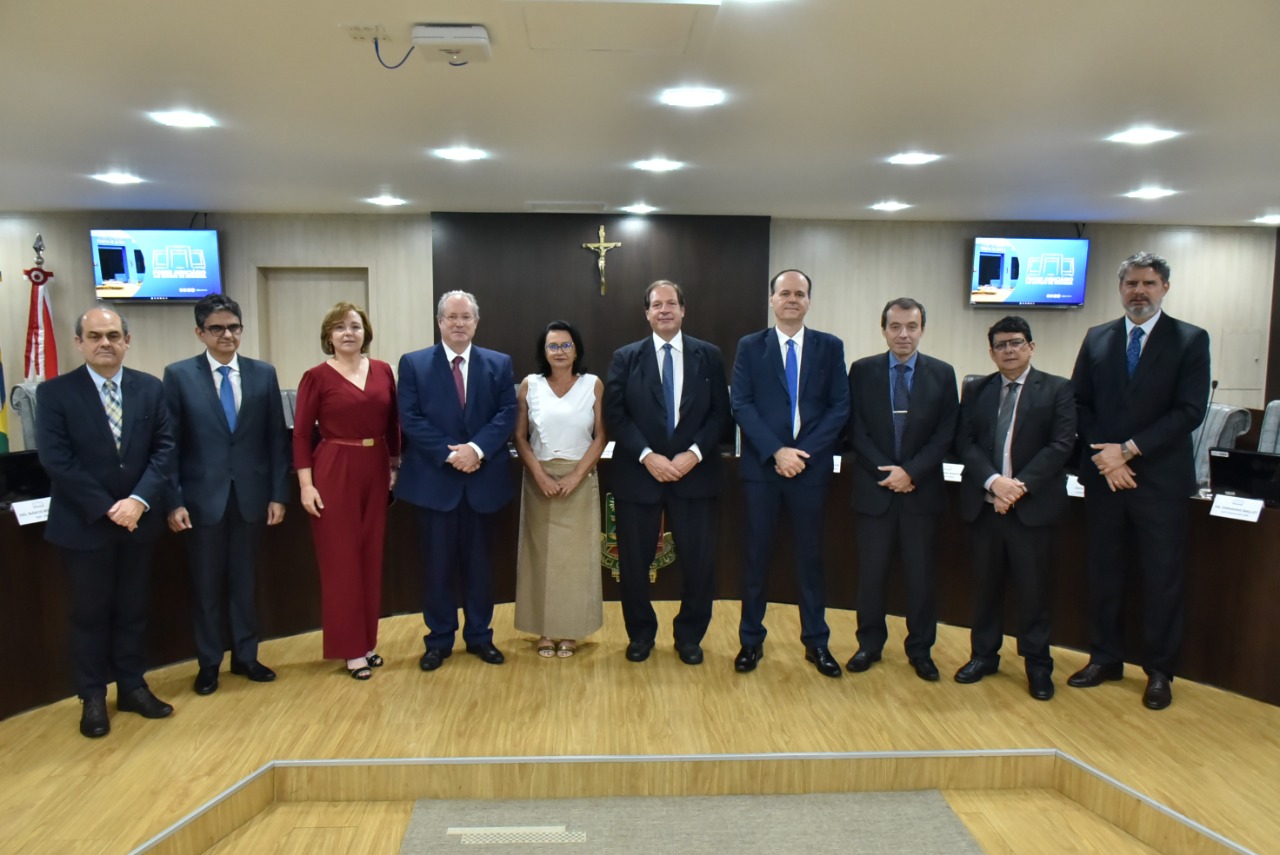 Imagem colorida em formato retangular, mostra o presidente do Tribunal de Justiça de Roraima (TJRR), desembargador Cristóvão Suter, o desembargador Erick Linhares, o desembargador, Jésus Nascimento, o corregedor-nacional de Justiça, ministro Luis Felipe Salomão, o desembargador Fábio Uchôa Pinto de M. Montenegro (TJRJ), o desembargador Márcio Antonio Boscaro (TJSP), o juiz de direito Joacy Dias Furtado (TJSP), a juíza federal Priscila Pereira da Costa Corrêa (TRF2), o juiz Wellington da Silva Medeiros (TJDFT) e a juíza Carolina Ranzolin Nerbass (TJSC), posando para a foto.