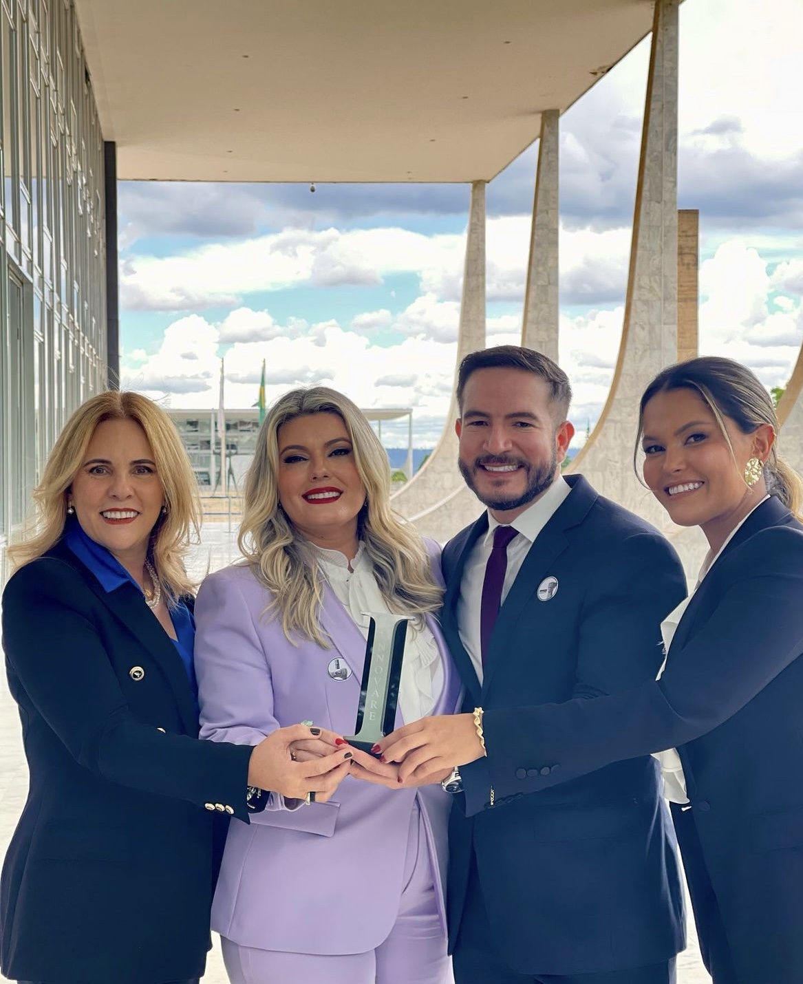  Imagem colorida mostra as advogadas Denise Abreu Cavalcanti; Andreia Freitas Vallandro, a secretária-geral adjunta e corregedora geral da OAB Roraima; Millena Bruna da Silva Lopes; e o advogado João Paulo Gomes Monteiro Barbosa, posando para a foto, segurando o troféu do Prêmio Innovare 2022.