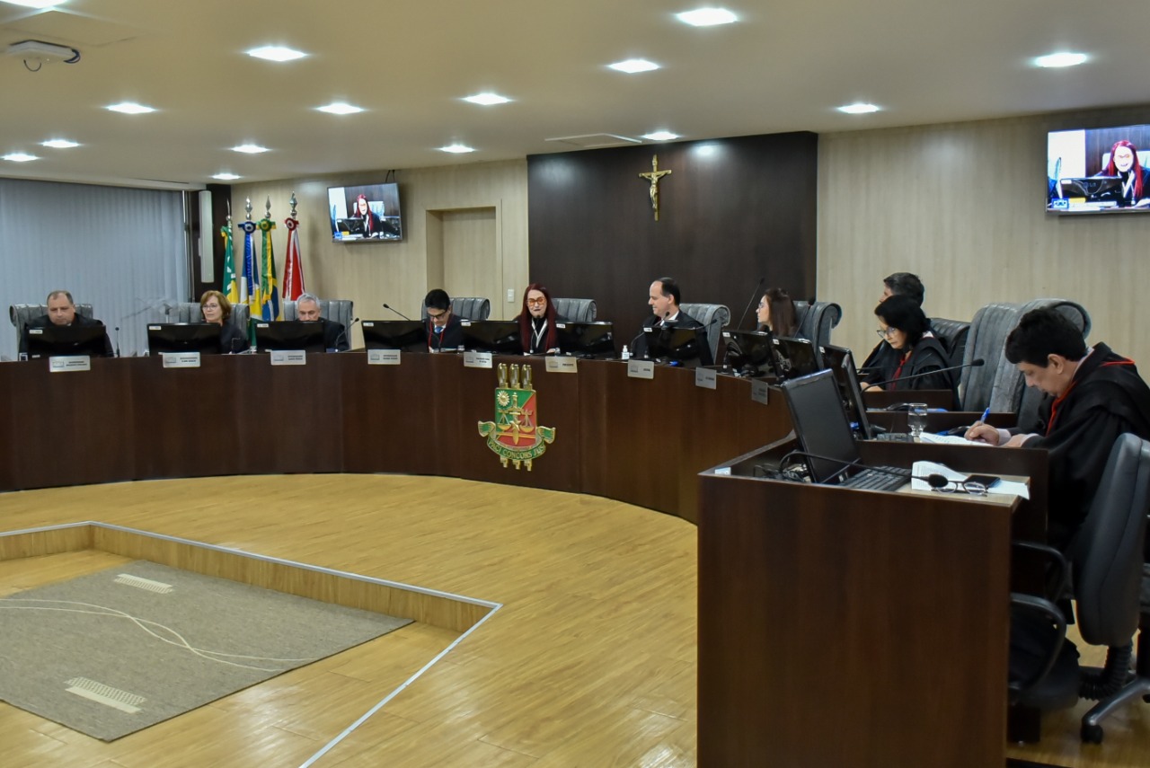  Imagem colorida em formato retangular, mostra a Sala de Sessões do Tribunal Pleno, no Palácio da Justiça, com o presidente do TJRR, desembargador Cristóvão Suter ao lado de magistrados e magistradas do Tribunal de Justiça de Roraima durante sessão solene.