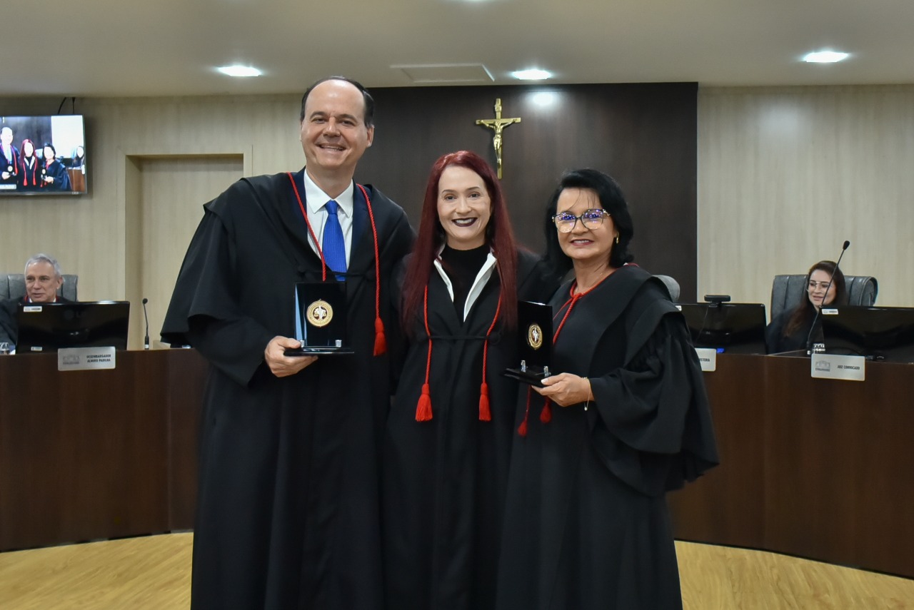  Imagem colorida em formato retangular, mostra o presidente do Tribunal de Justiça de Roraima, desembargador Cristóvão Suter e a corregedora-geral de Justiça, desembargadora Tânia Vasconcelos ao lado  da procuradora-geral de Justiça, Janaina Carneiro.