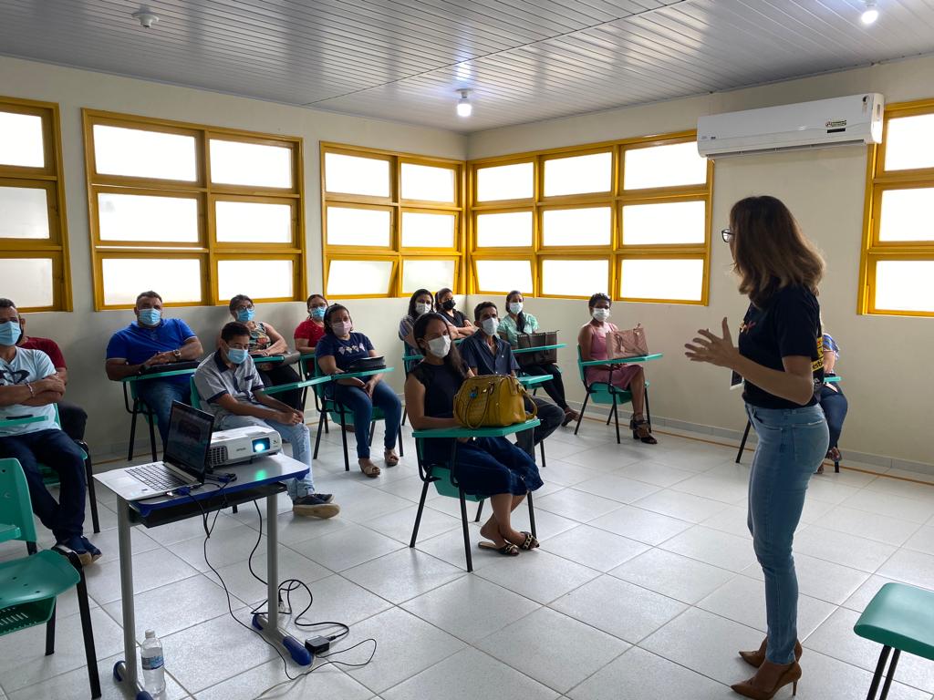 Pessoas sentadas olhando para a paletrante 