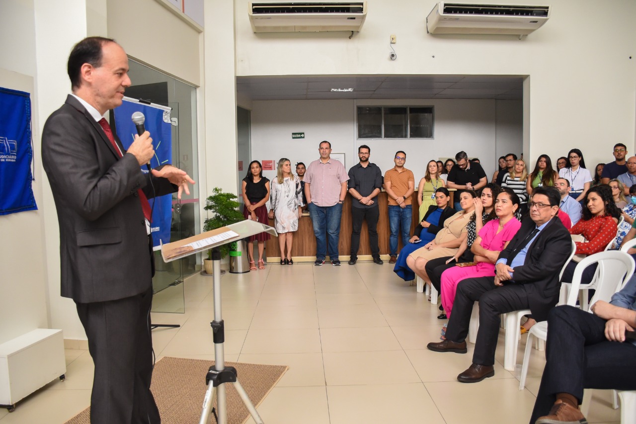 Imagem  colorida em formato retangular mostra o presidente do Tribunal de Justiça de Roraima, desembargador Cristóvão Suter, em pé com microfone na mão, durante discurso magistrados e magistradas, servidores, servidoras, estagiários, estagiárias, terceirizados e terceirizadas  do o prédio Administrativo do Poder Judiciário.