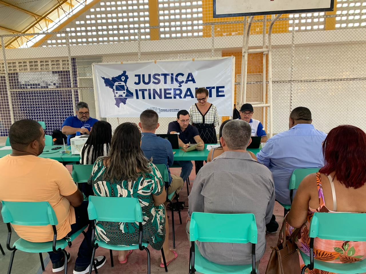 foto colorida de dois servidores realizando atendimentos da justiça itinerante