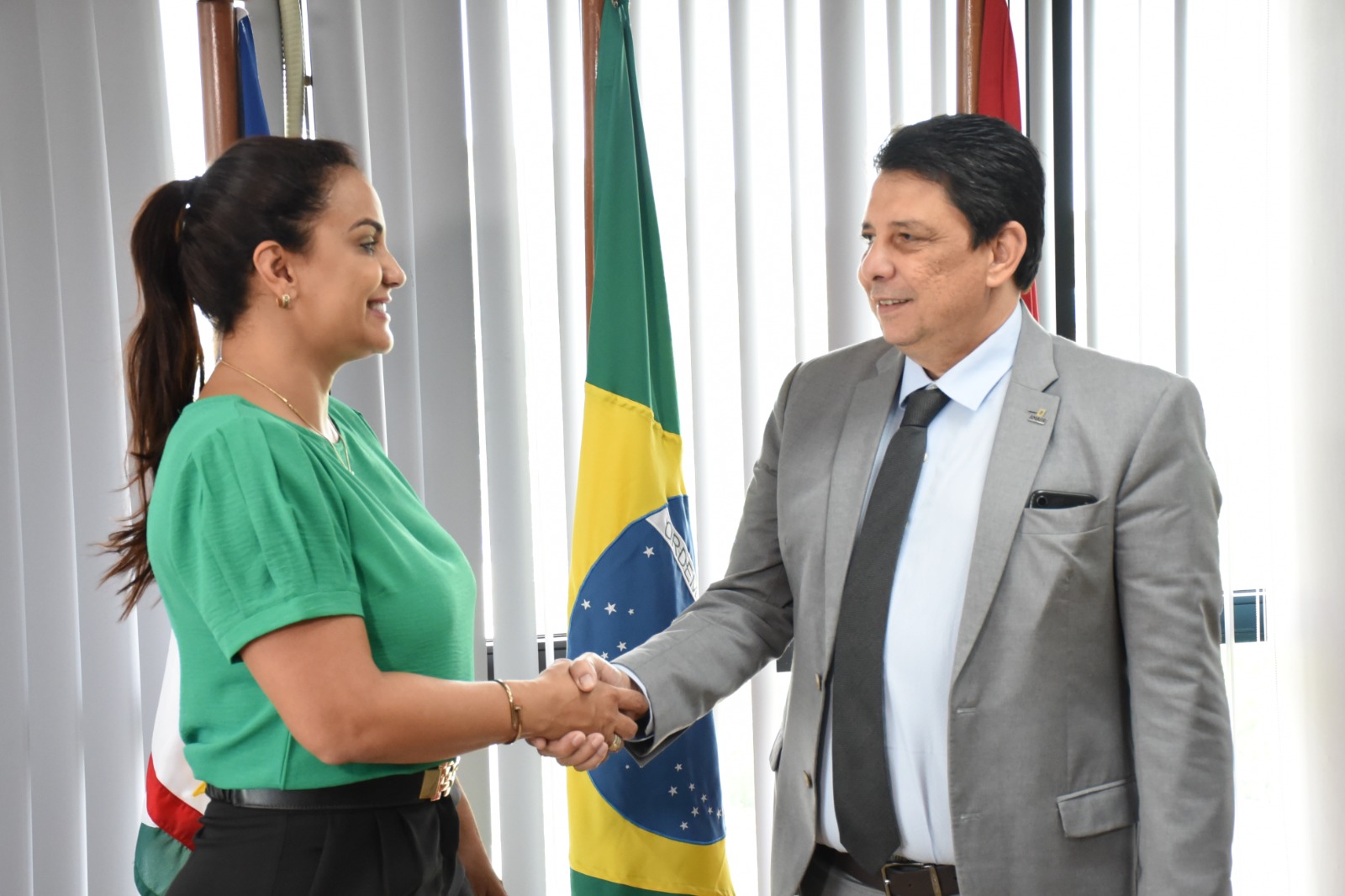 Presidente do Tribunal de Justiça de Roraima (TJRR), desembargador Jésus Nascimento cumprimentando a  procuradora especial da Mulher, deputada Joilma Teodora.