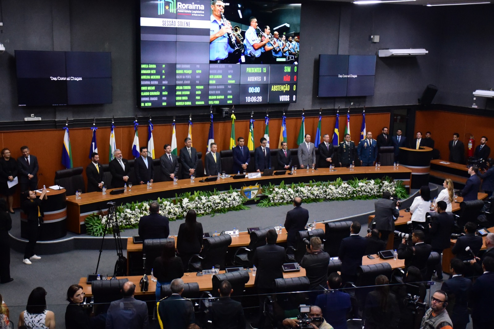 Imagem colorida mostra a sala do Plenário da ALE-RR e os integrantes do parlamento estadual.