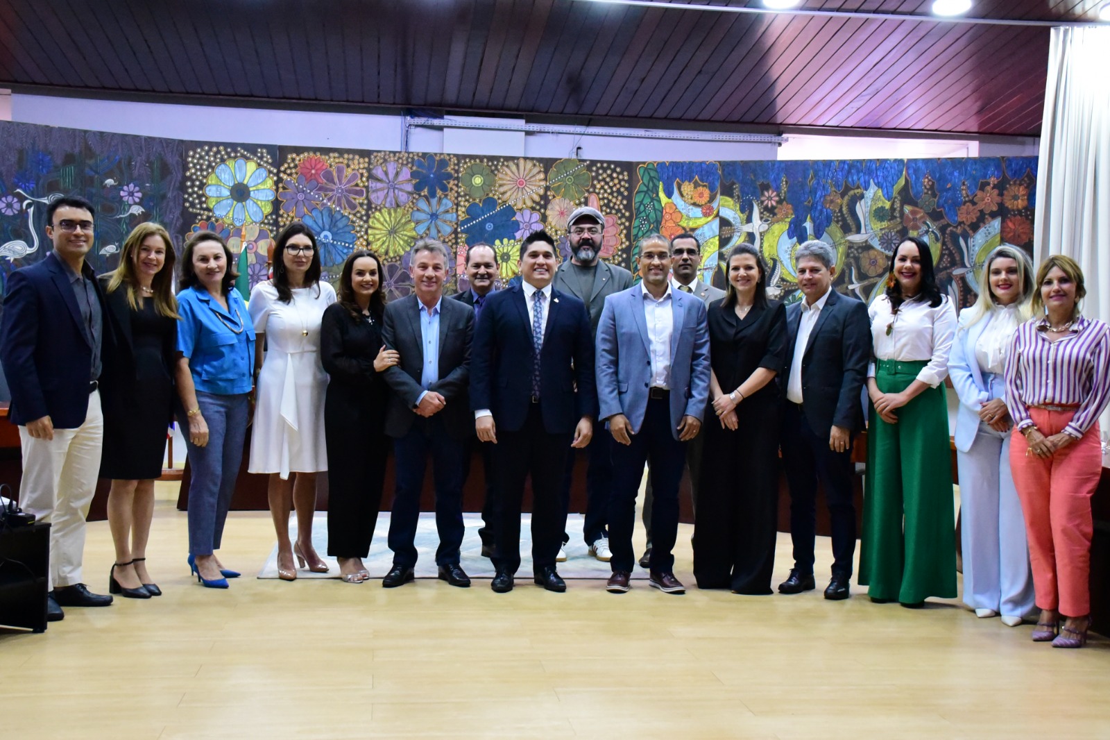 Imagem colorida mostra os representantes do Ministério de Direitos Humanos e Cidadania, Governo de Roraima, Assembleia Legislativa, Prefeitura de Boa Vista, Defensoria Pública da União, Ministério Público Federal, Ministério Público de Roraima, Defensoria Pública Estadual, Ordem dos Advogados do Brasil (OAB-RR), Conselho Estadual dos Direitos da Criança e do Adolescente de Roraima, Tribunal de Contas de Roraima (TCE-RR), em pé posando para foto, entre os quais estão 8 mulheres e 8 homens.