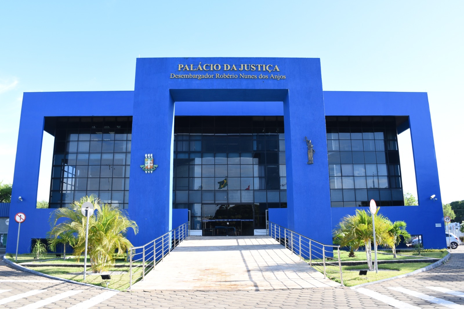 foto colorida em plano aberto mostrando toda a fachada do Palácio da Justiça