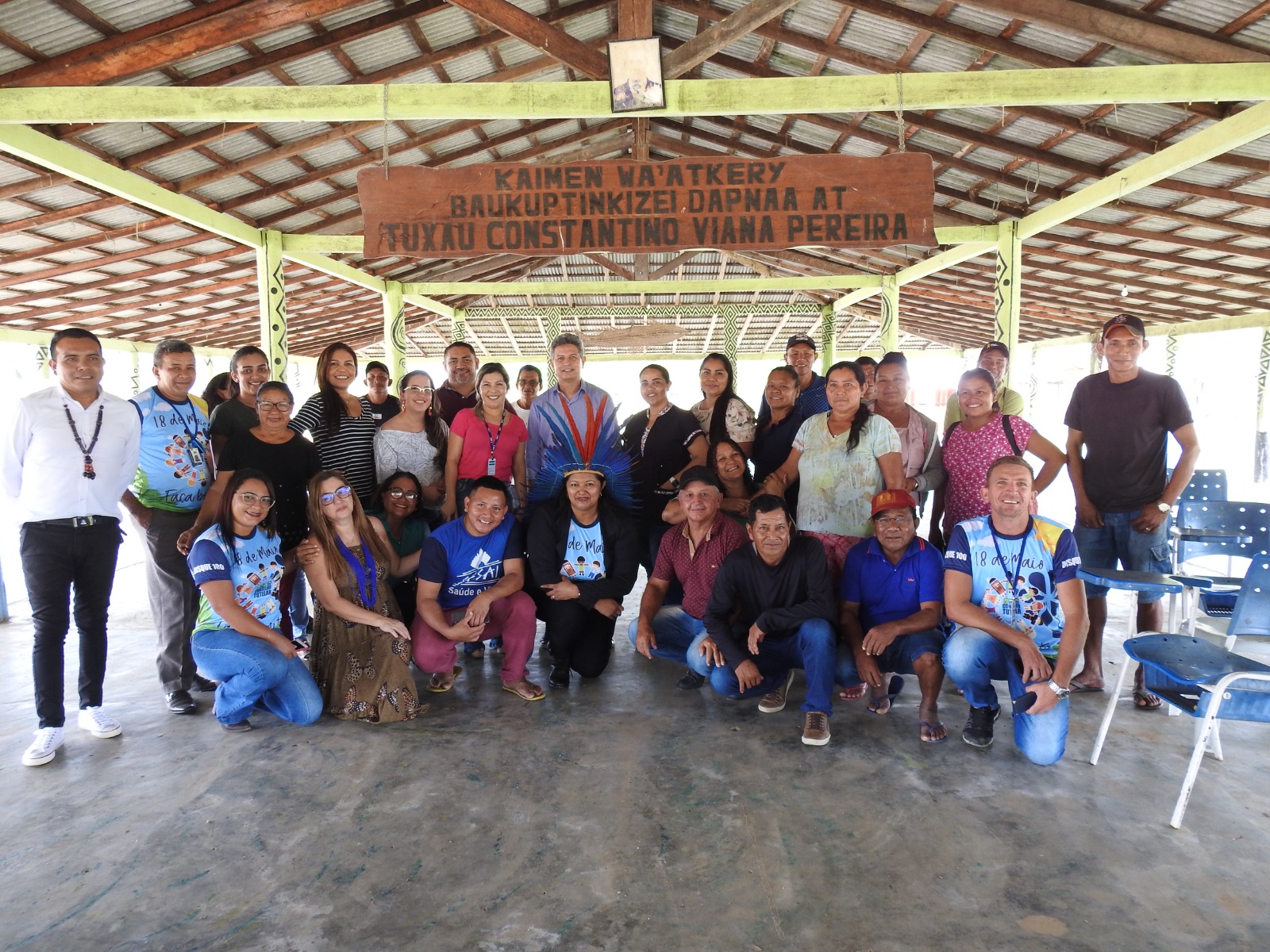 Imagem colorida mostra uma área coberta com servidores, servidoras  e representantes das comunidades indígenas Canauanim, Tabalascada, Malacacheta e Jacamim (Jacaminzinho), município do Cantá, posando para a foto.