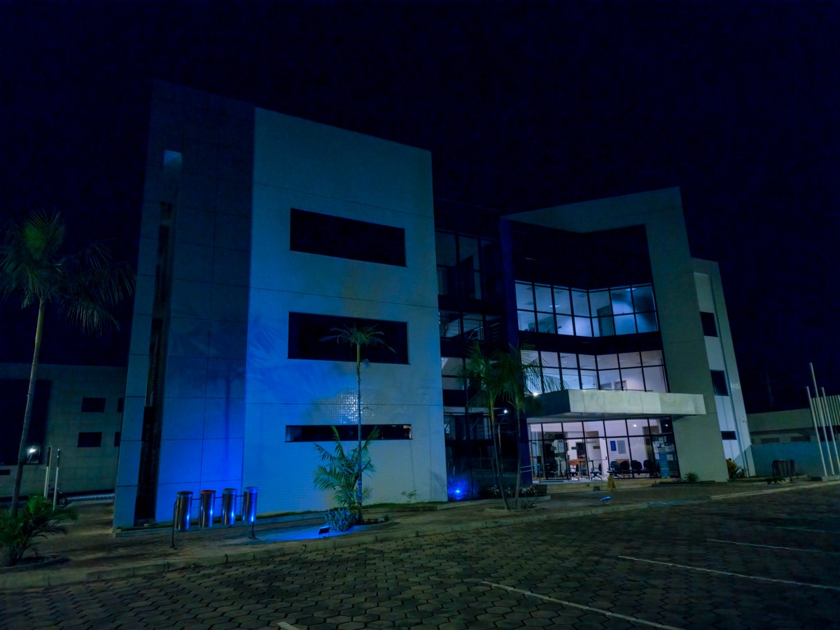 Imagem colorida mostra o prédio do Palácio da Justiça iluminado com luzes azuis.