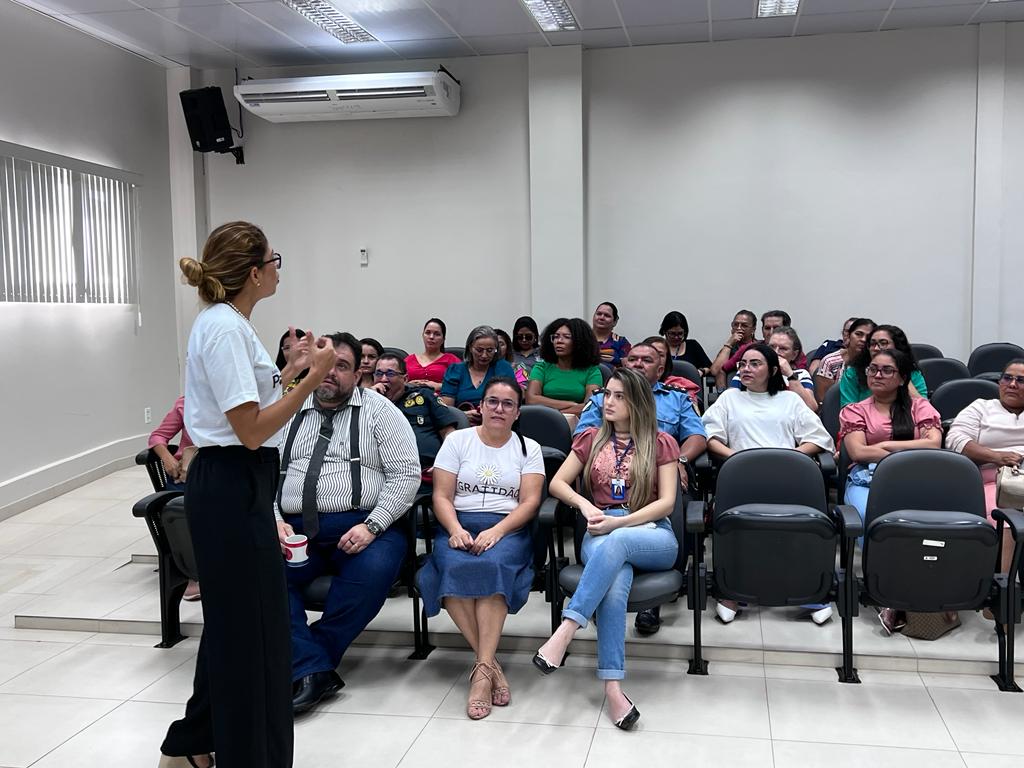 Imagem mostra a juíza titular da Coordenadoria Estadual da Mulher em Situação de Violência Doméstica e Familiar do TJRR, Suellen Alves em pé palestrando para magistrados, magistradas, servidoras e servidores do TJRR da comarca de Rorainópolis.