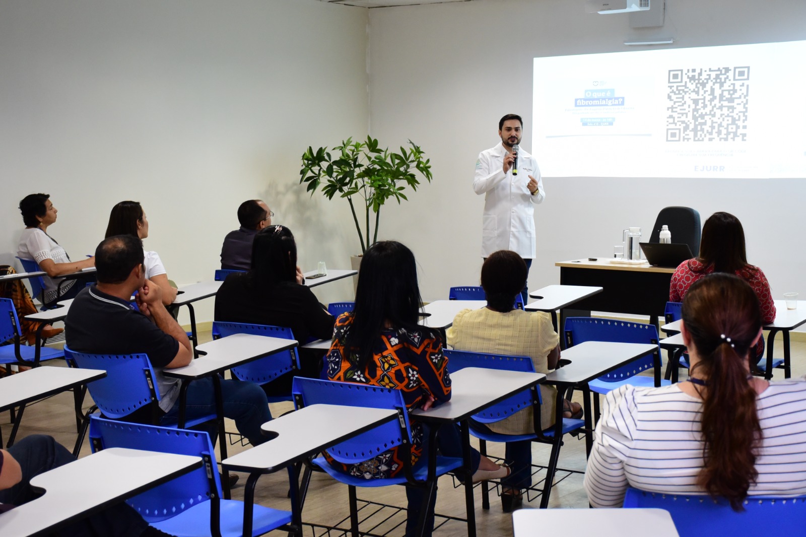 Imagem colorida mostra o médico especialista em dor e medicina paliativa Eugênio Patrício, durante palestra para servidoras e servidores do Poder Judiciário.