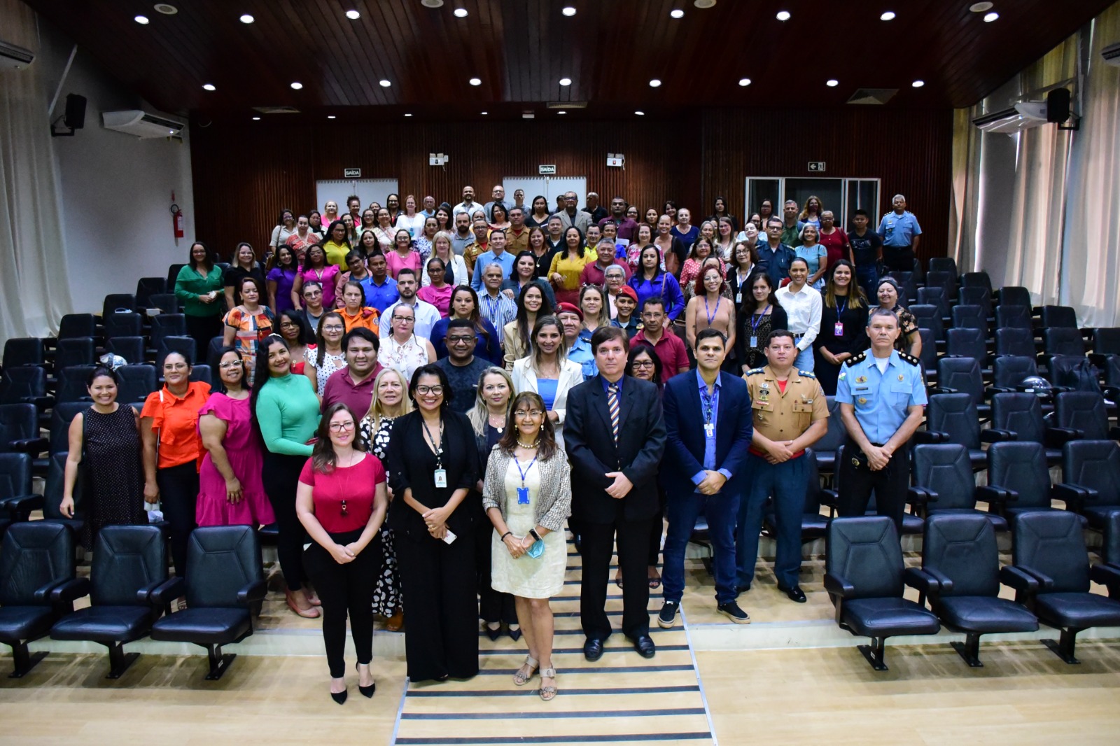 Imagem colorida mostra o juiz titular da Vepema, Alexandre Magno posando e os representantes de escolas municipais e estaduais, e no segundo dia, entidades públicas (saúde, segurança, assistência social, ambiental), privadas (ONGs, associações), filantrópicas (igrejas, grupos de mútua ajuda, comunidades terapêuticas), em pé posando para a foto.