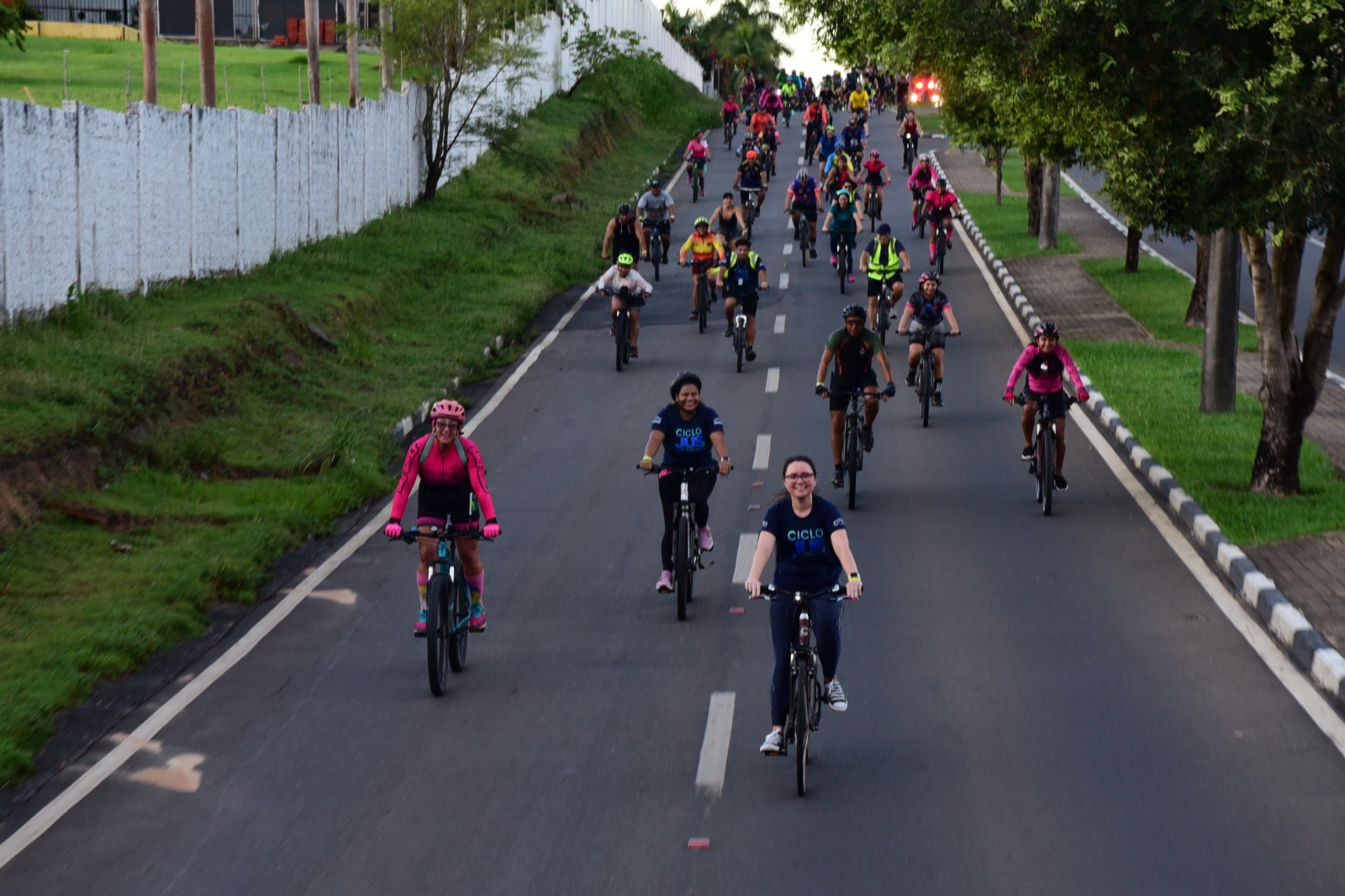 FOTO AEREA DE SERVIDORES DO TJRR ANDANDO DE BICICLETA NA AVENIDA