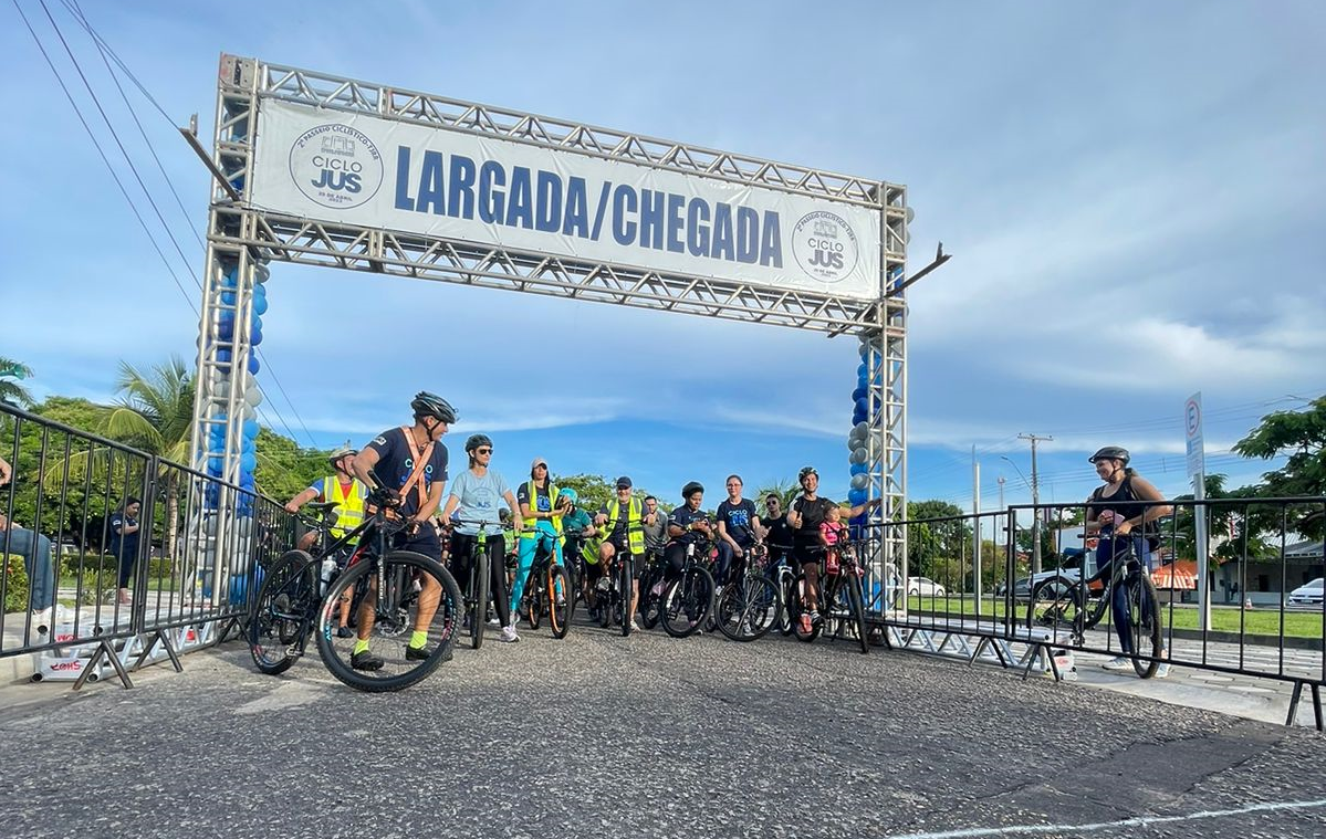 foto colorida de ciclista na placa de largada/chegada