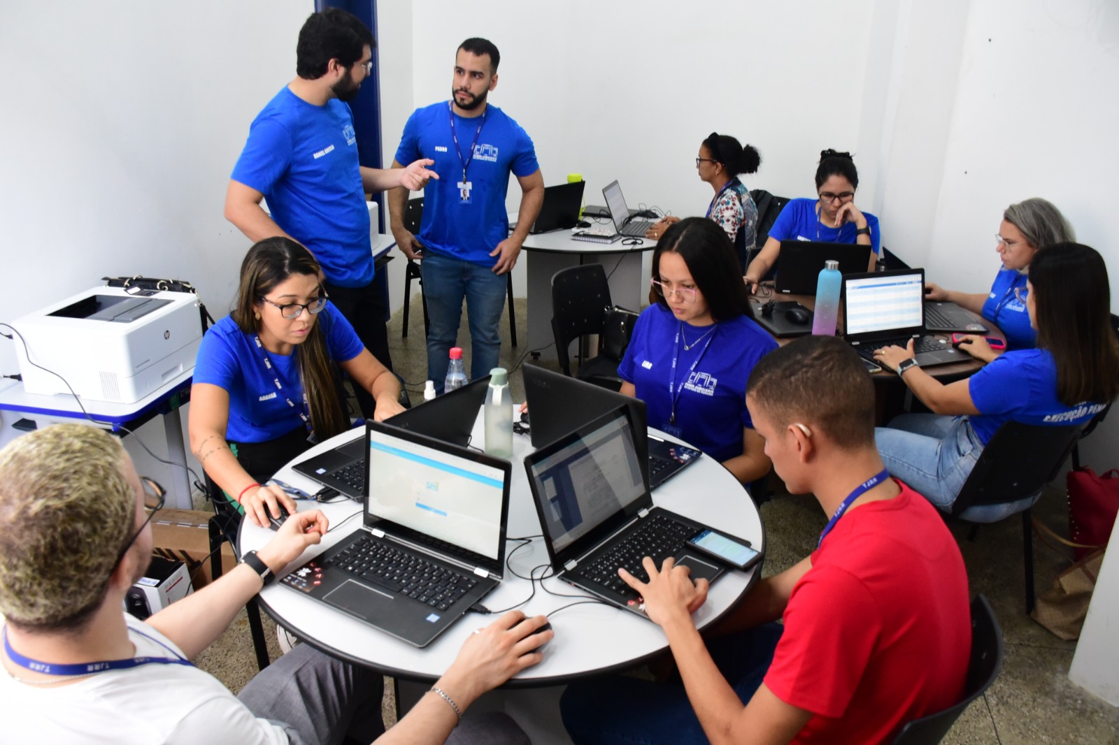 FOTO COLORIDA DE UM MULTITÃO DO TJRR TRABALHANDO EM COMPUTADORES