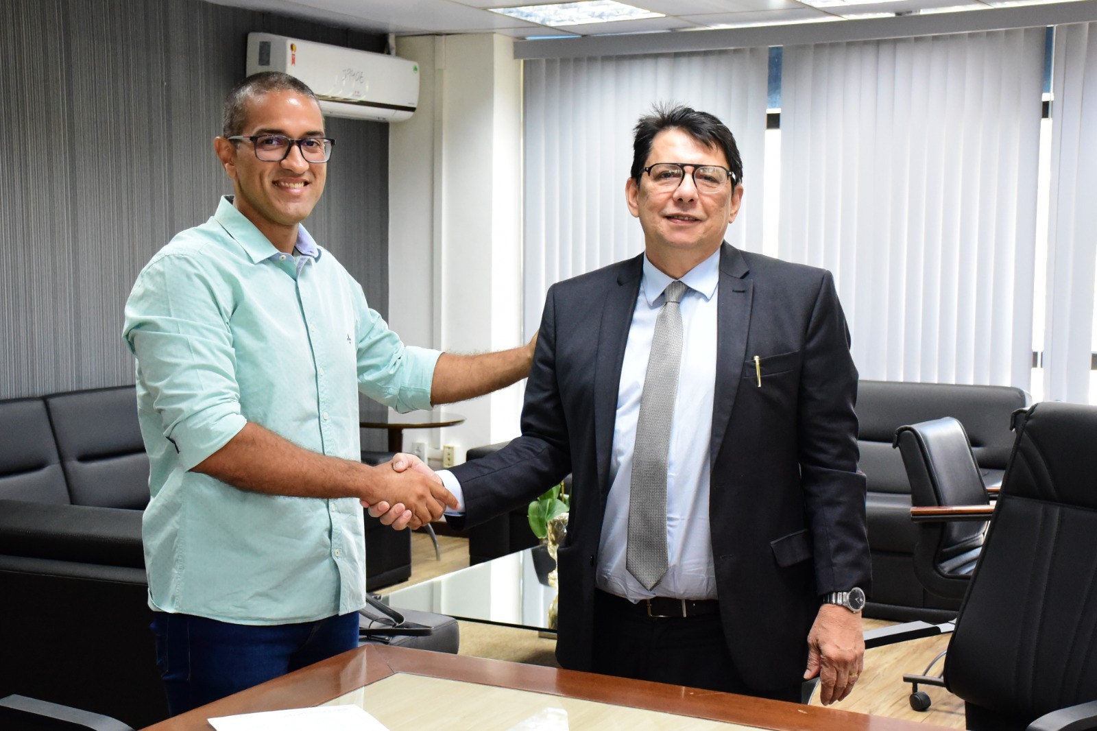 foto colorida do presidente do TJRR, desembargador Jésus Nascimento em aperto de mão com o prefeito de BV-RR Arthur Henrique