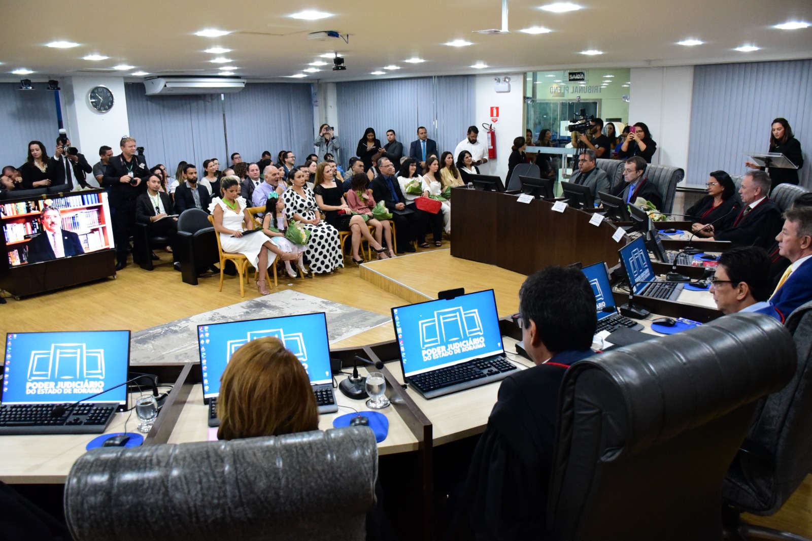 foto colorida de homenagem realizada no tribunal pleno durante uma sessão