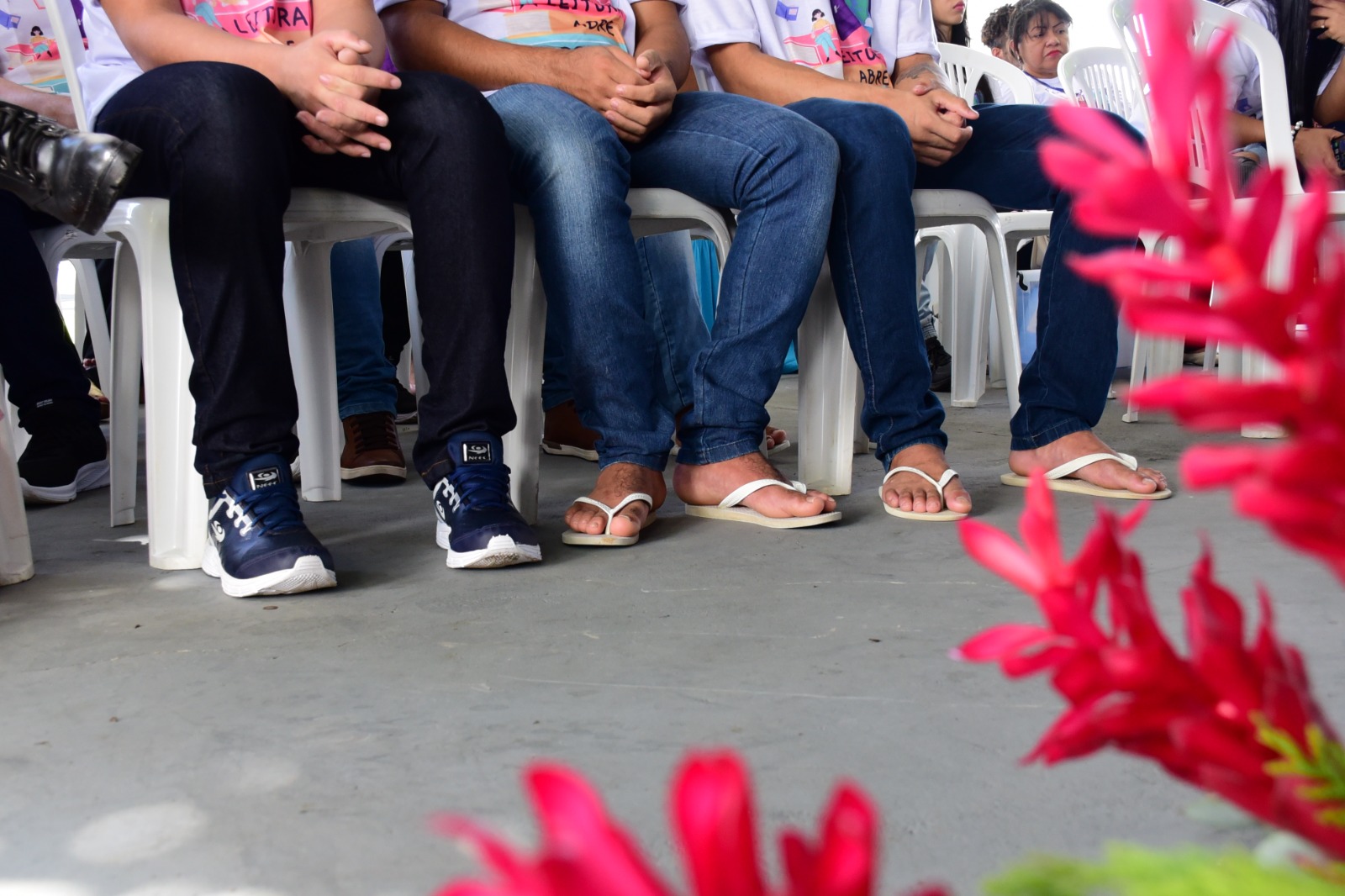 foto colorida dos pés dos jovens  Centro SocioEducativo Homero de Souza Cruz Filho (CSE). 