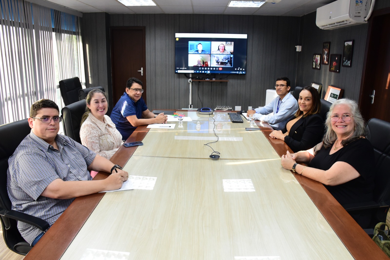 foto colorida de uma sala de reunião com o presidente do TJRR,  des Jesus Nascimento e magistrados 