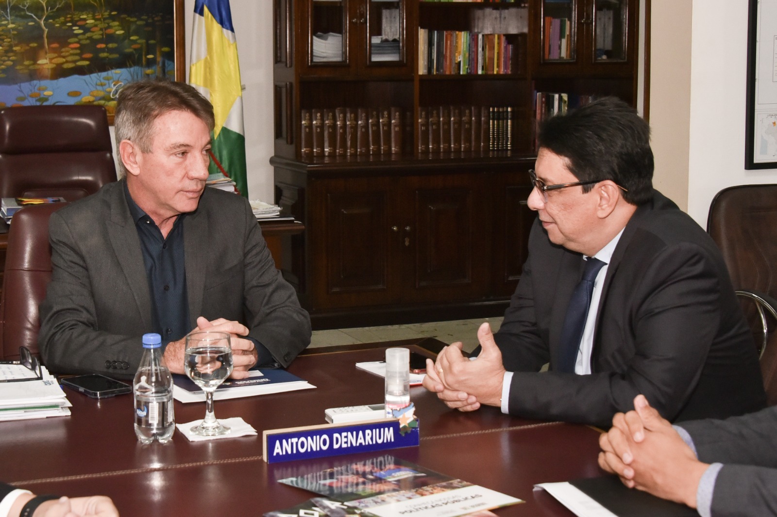 foto colorida do Presidente do TJRR, des Jésus Nascimento conversando em seu gabinete com o governador antonio denarium