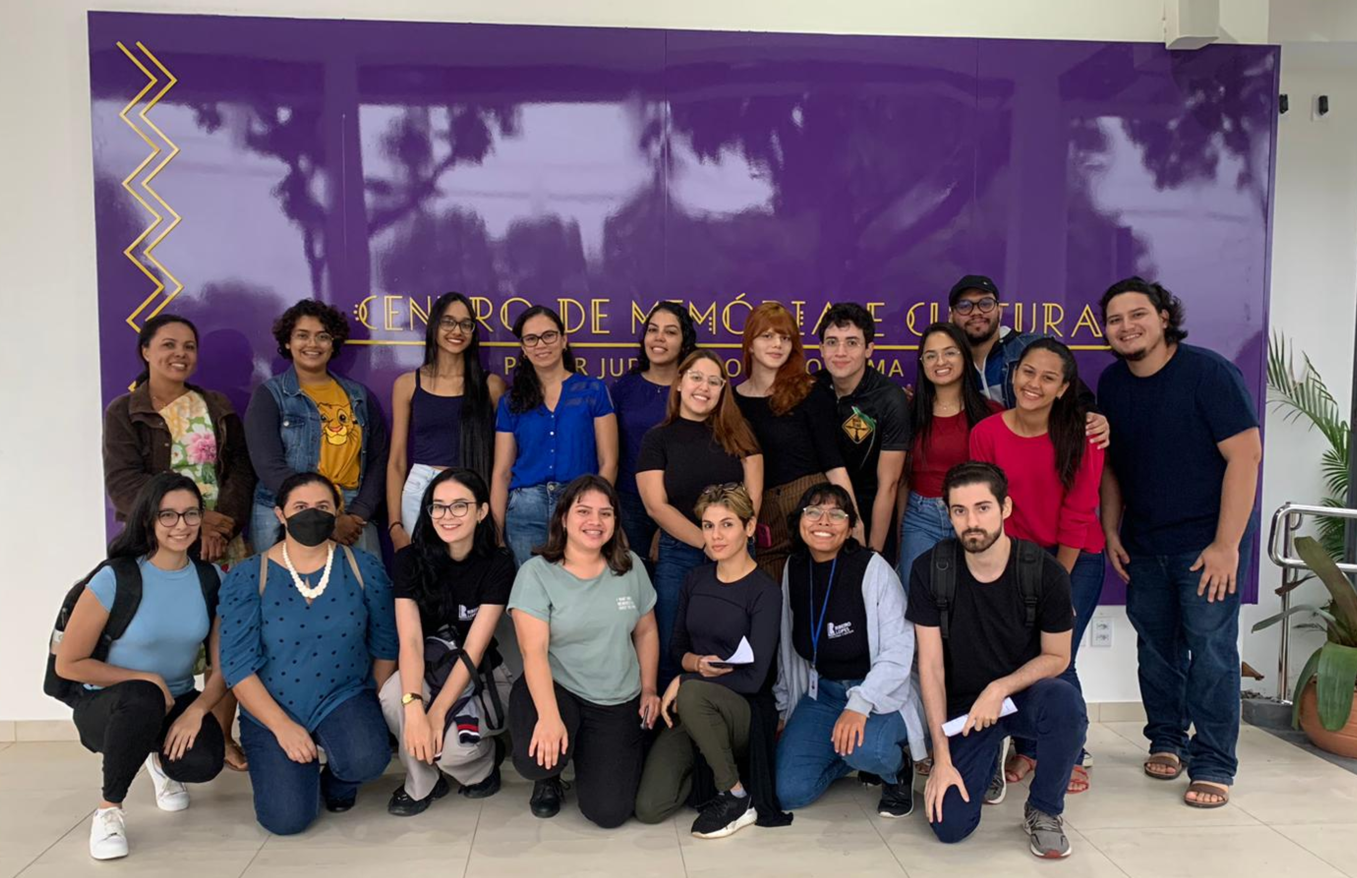 foto colorida a turma de arquitetura pousando para a fotografia enfrente ao CMC