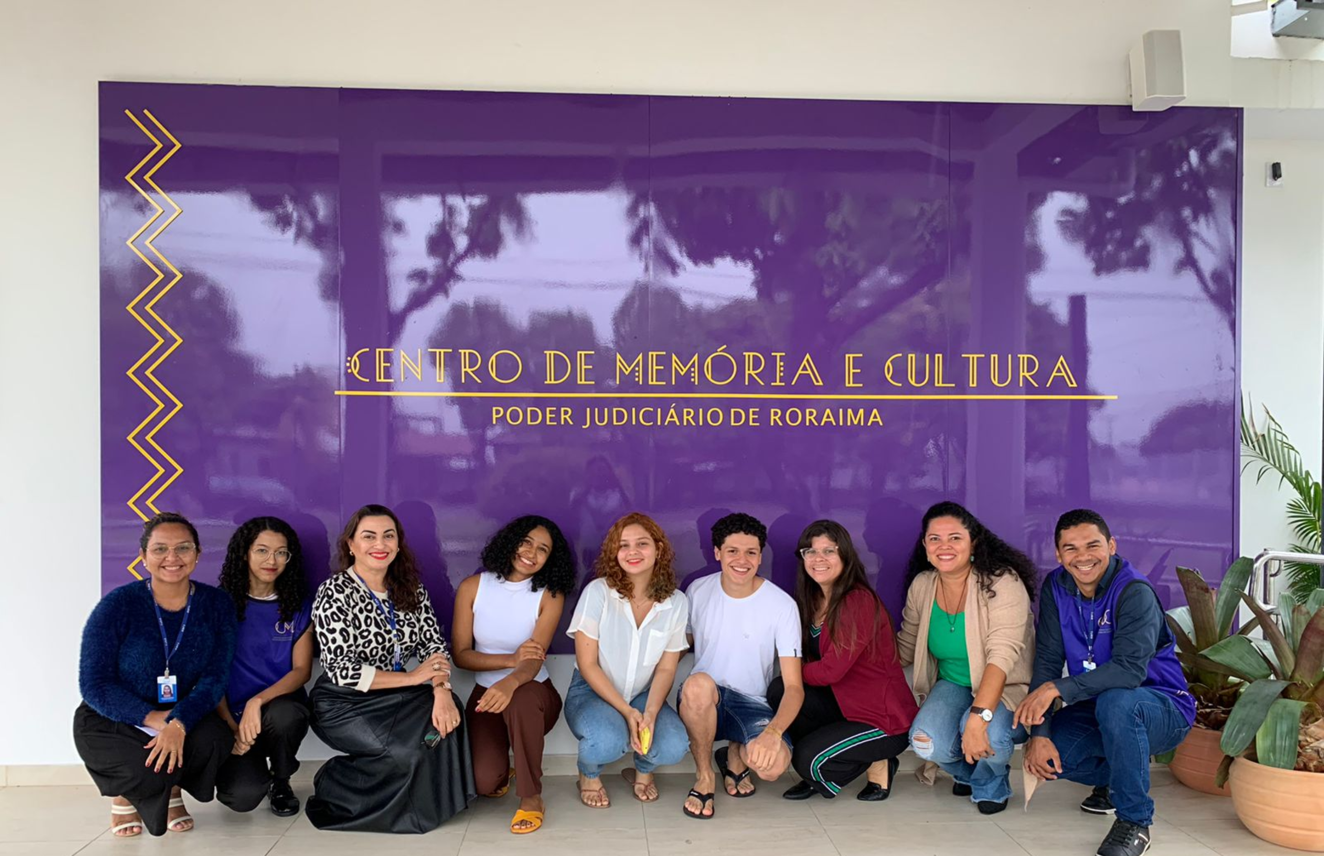 foto colorida a turma de arquitetura pousando para a fotografia enfrente ao CMC