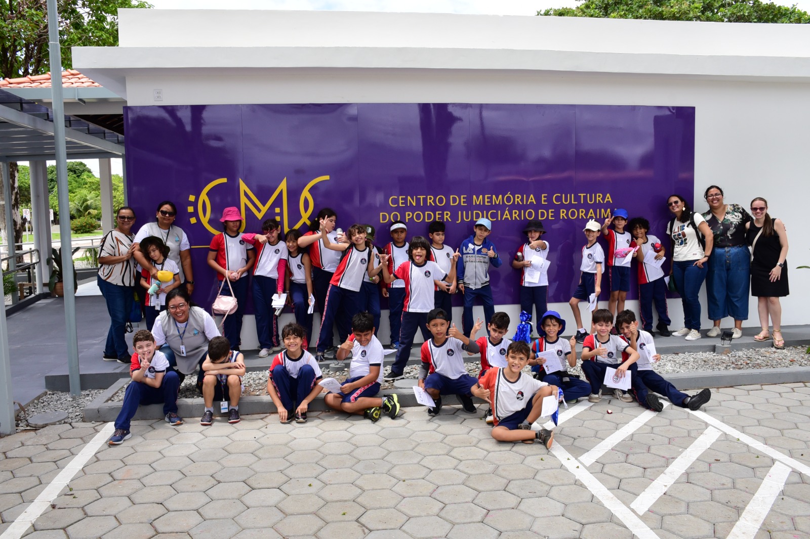 foto colorida de alunos do fundamental do Colegio de Aplicação pousando para a foto enfrente ao CMC