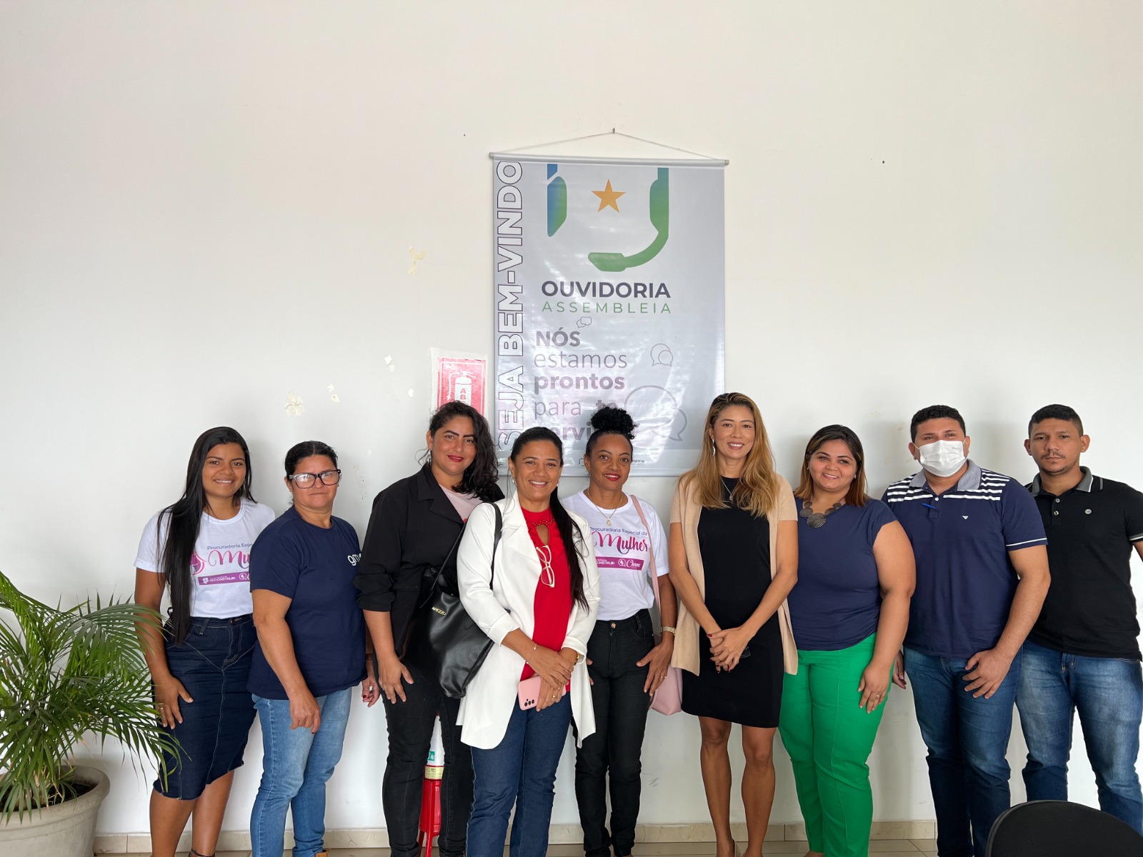 FOTO COLORIDA DE MULHERES POUSANDO PARA A FOTOGRAFIA