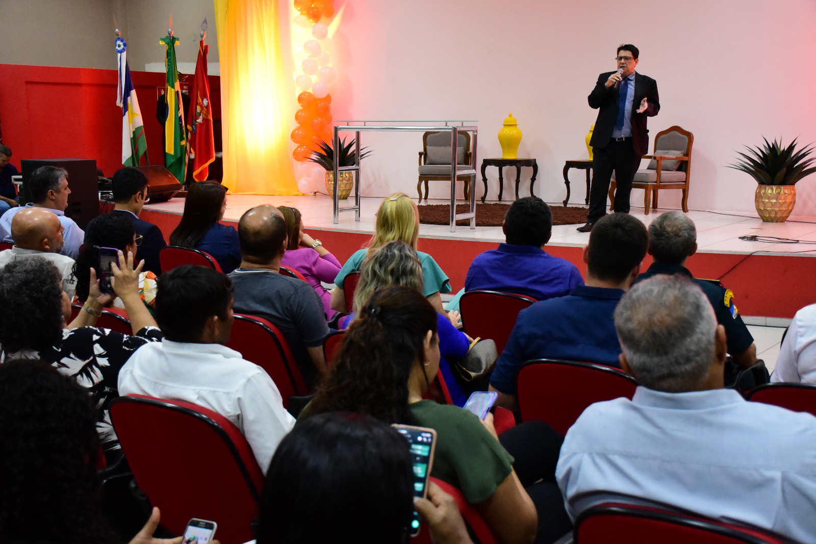 foto colorida em um auditorio e na frente tem o Presidente do TJRR, des Jésus Nascimento falando ao microfone 