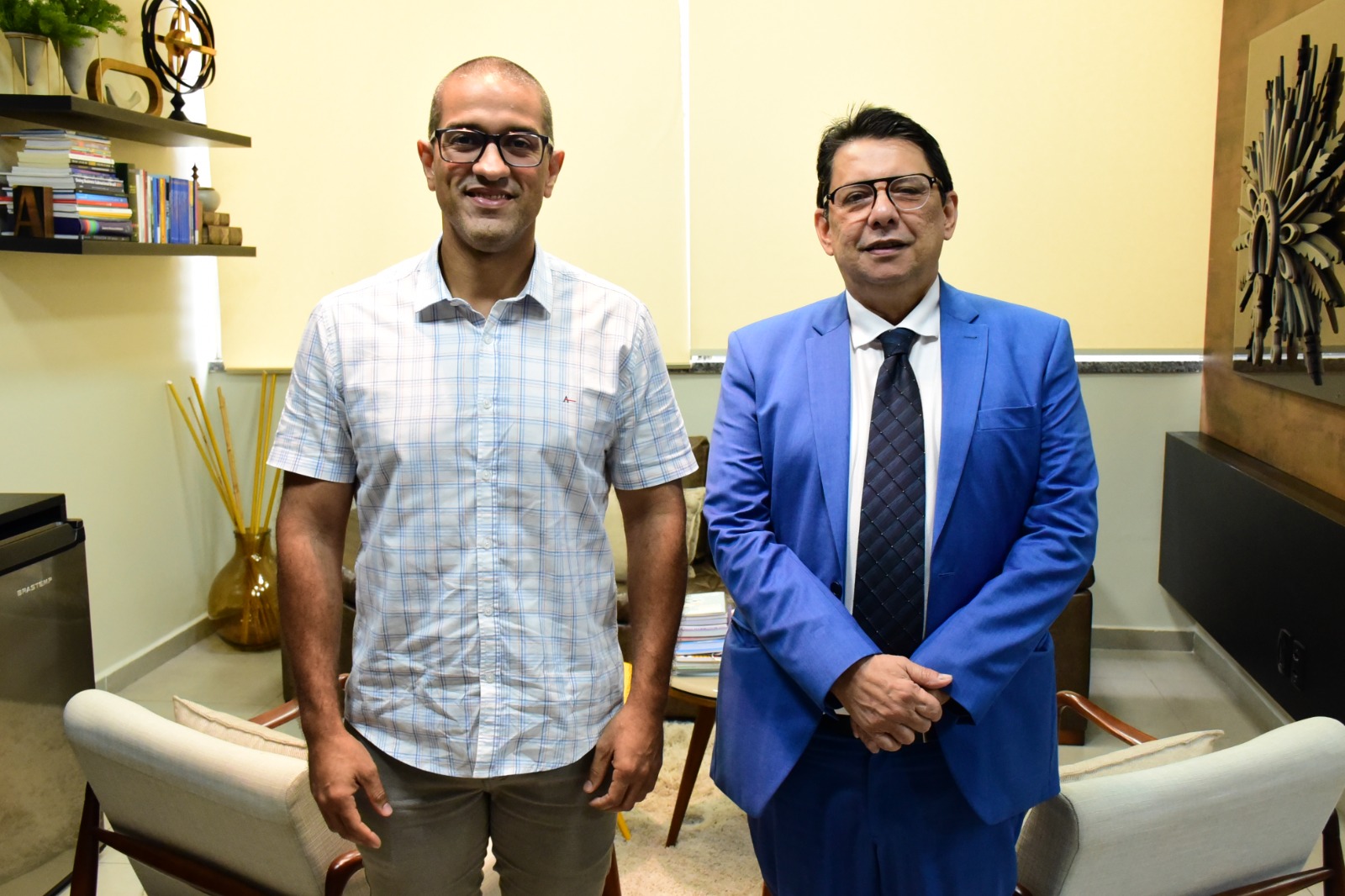 Imagem colorida mostra o presidente do Tribunal de Justiça de Roraima (TJRR), desembargador Jésus Nascimento, em pé, posando para a foto ao lado do  prefeito de Boa Vista, Artur Henrique.